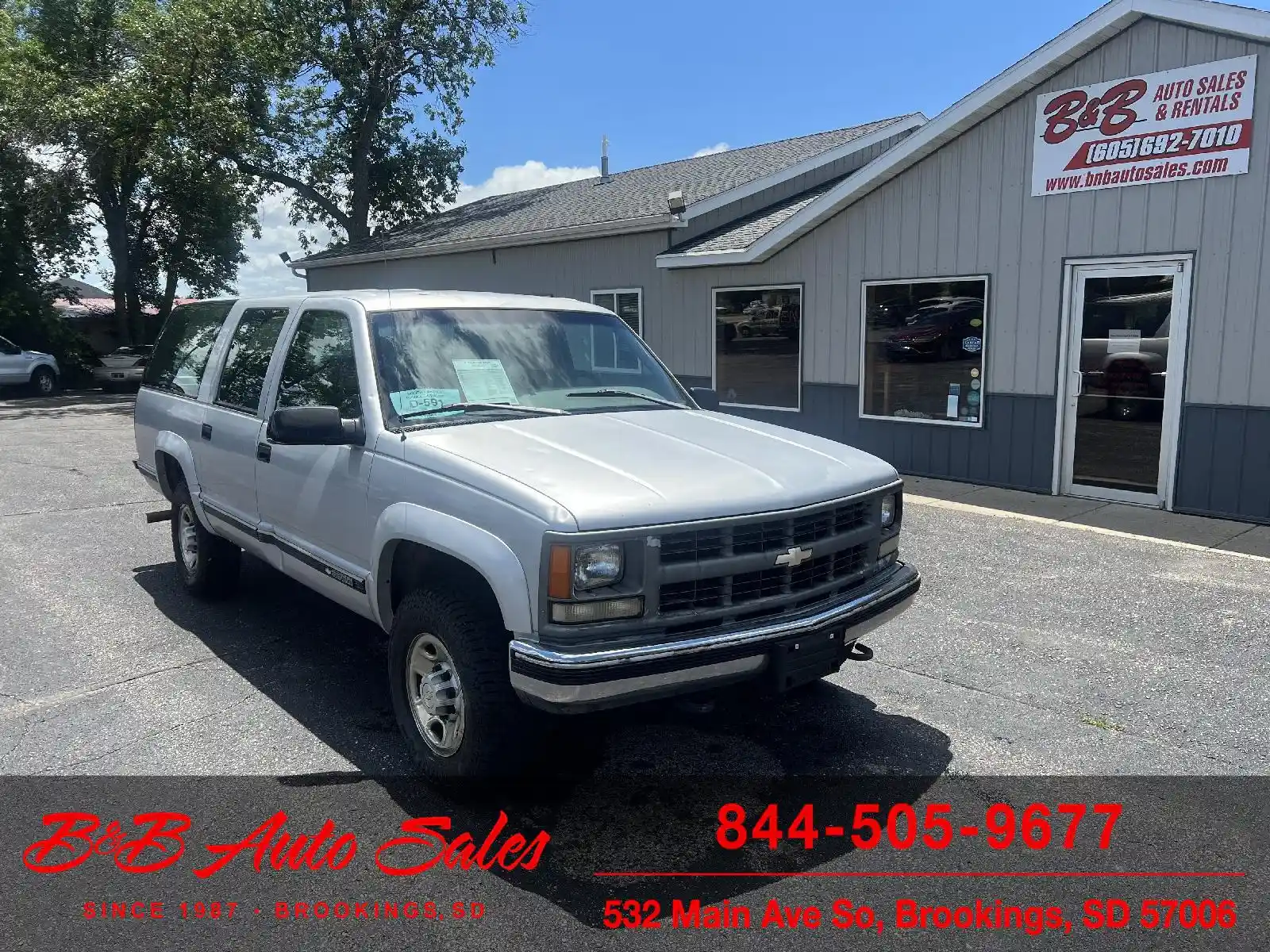 1996-chevrolet-suburban-2500-for-sale-01