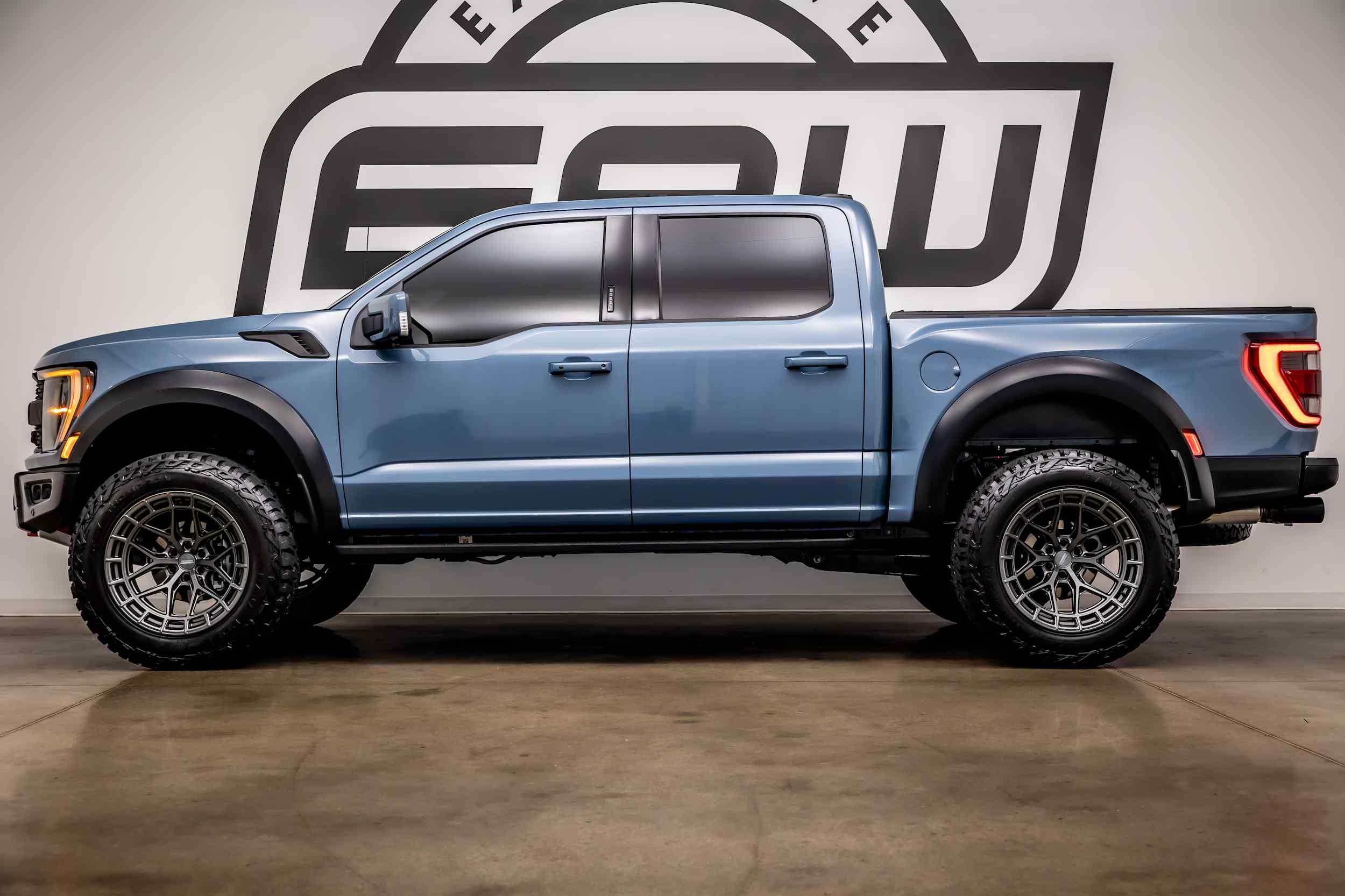 2023-Ford-F-150-raptor-r-for-sale-05