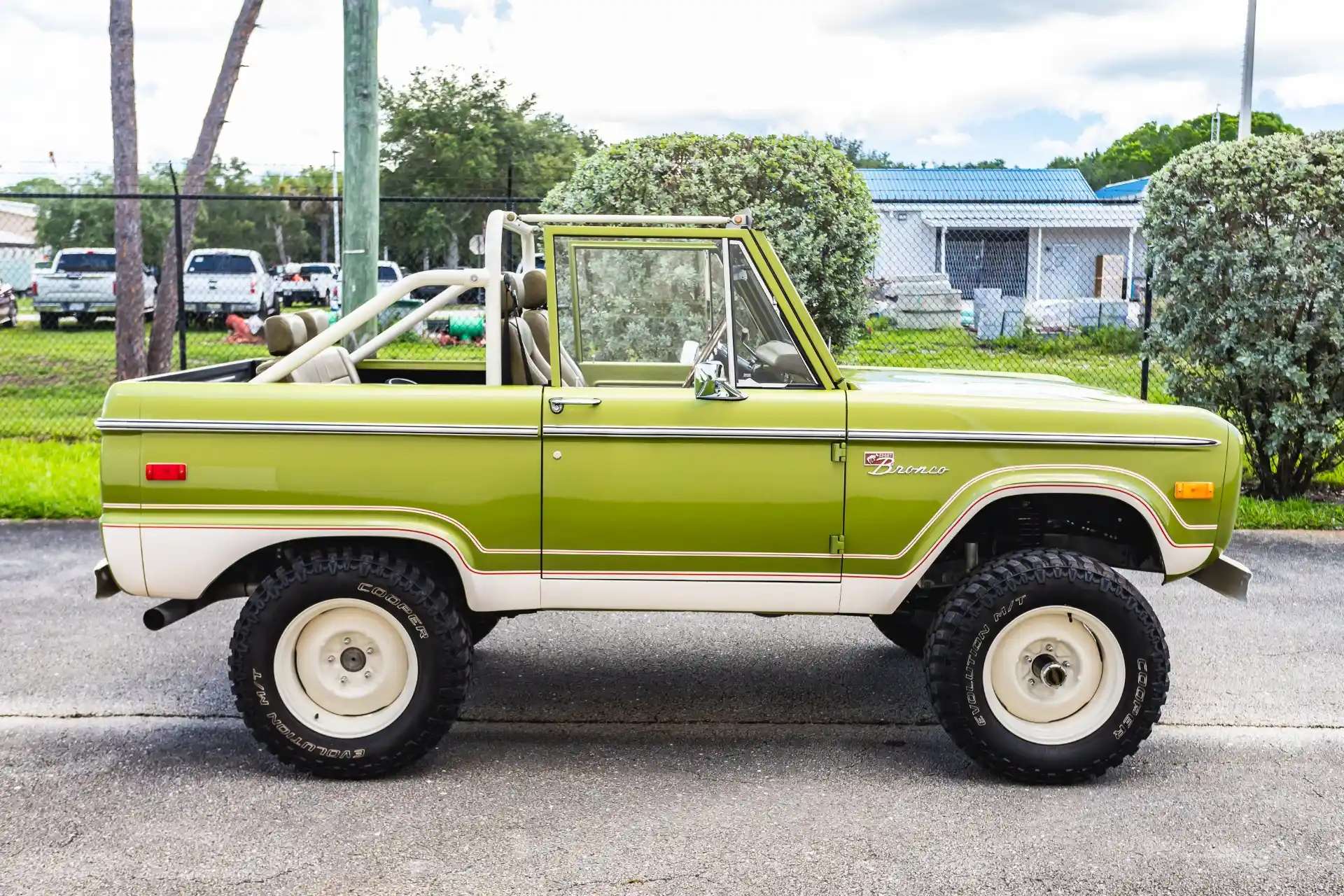 Used-1975-Ford-Bronco-Ranger-By-Velocity-Restorations-for-sale-08