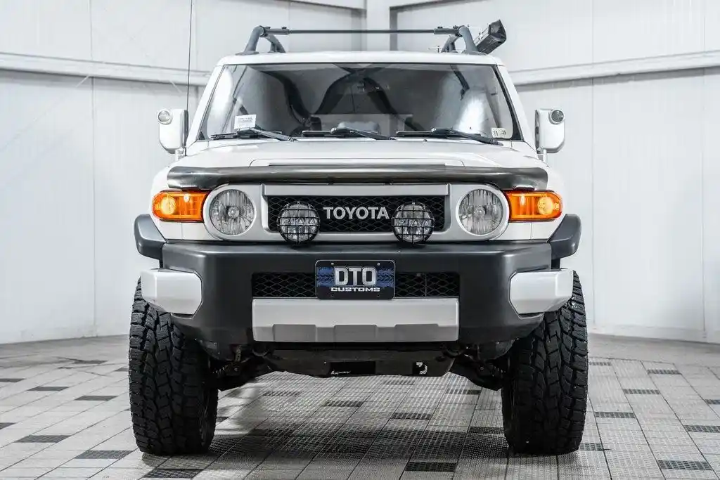 used-2014-toyota-fj_cruiser-base-for-sale-02