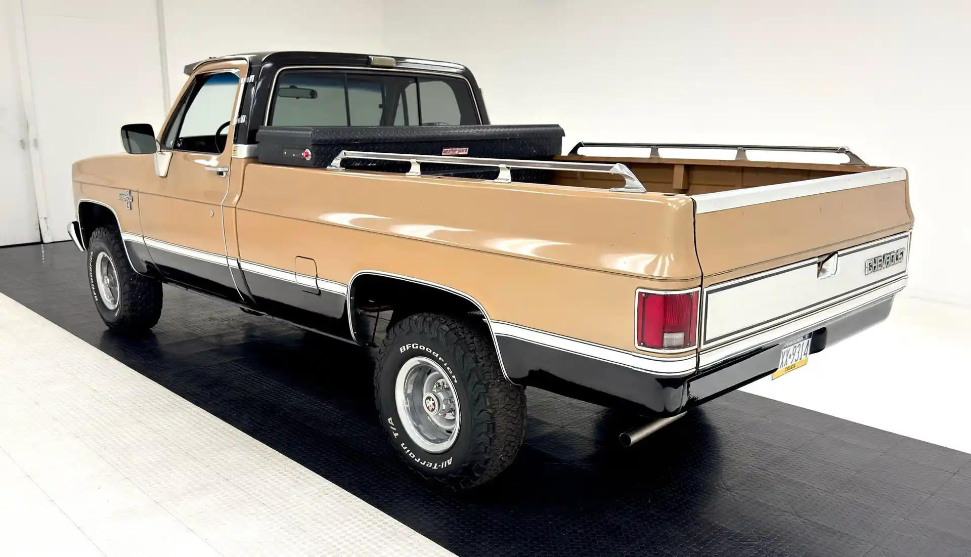 1986-chevrolet-k-10-silverado-long-bed-pickup-for-sale-03