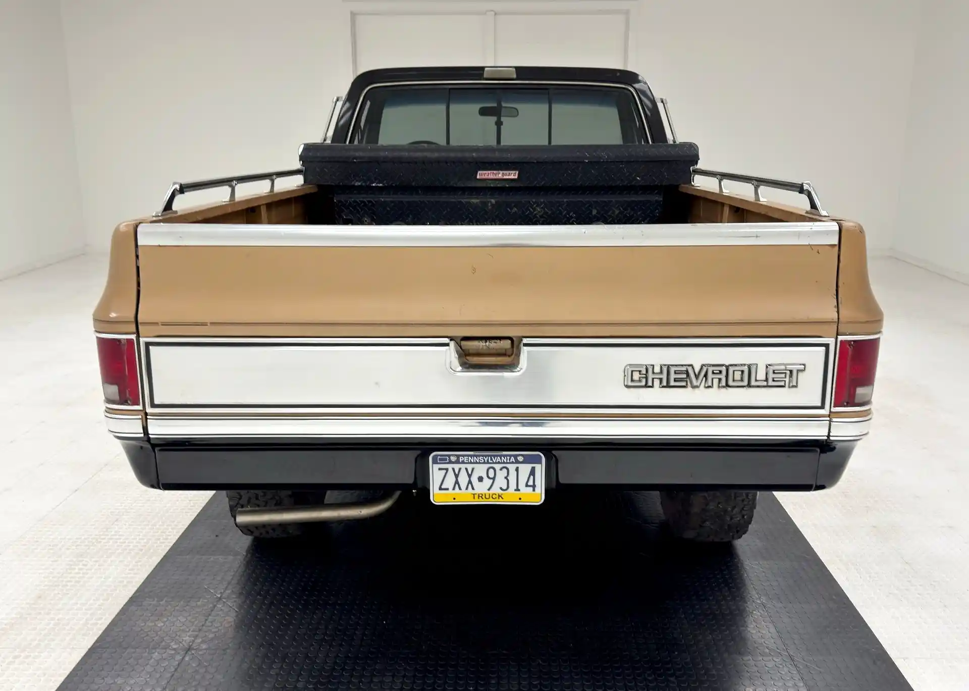 1986-chevrolet-k-10-silverado-long-bed-pickup-for-sale-04