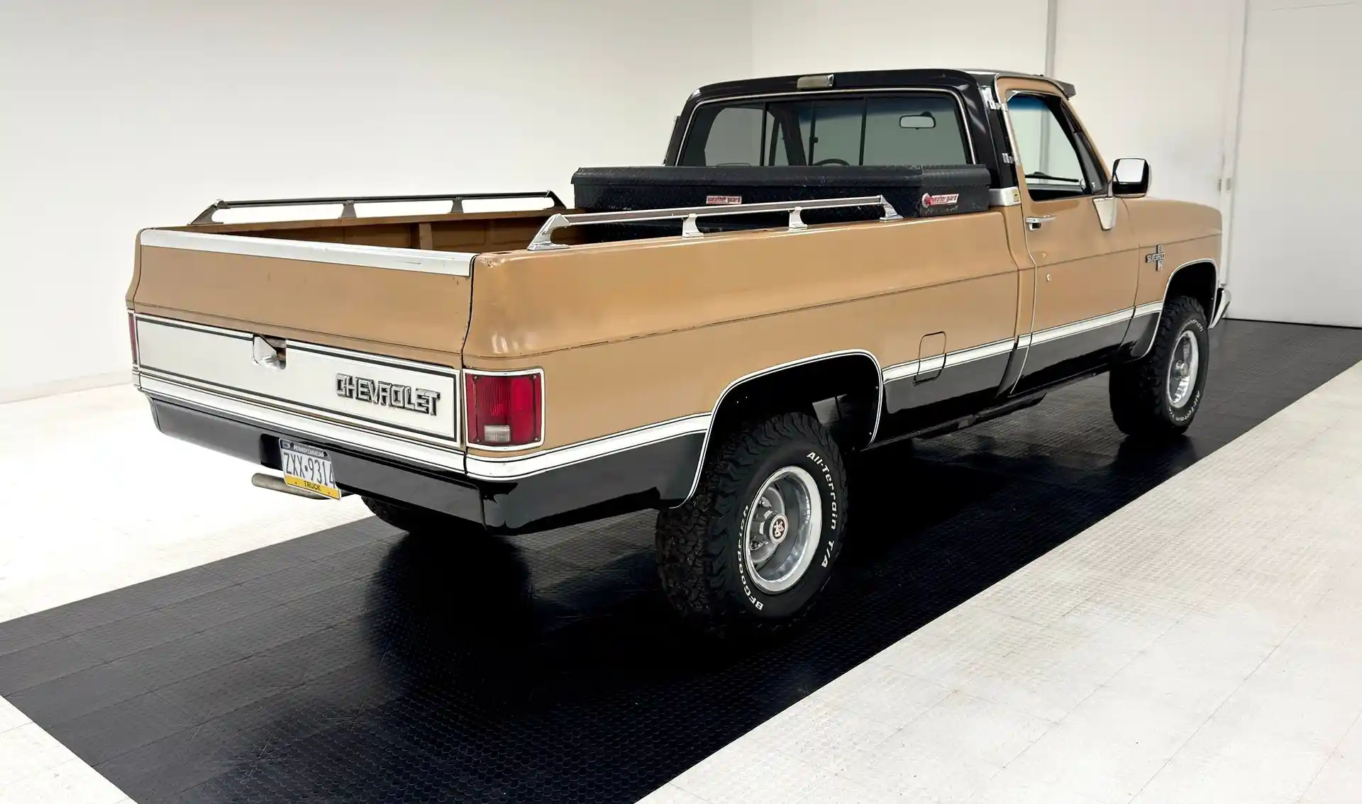 1986-chevrolet-k-10-silverado-long-bed-pickup-for-sale-05