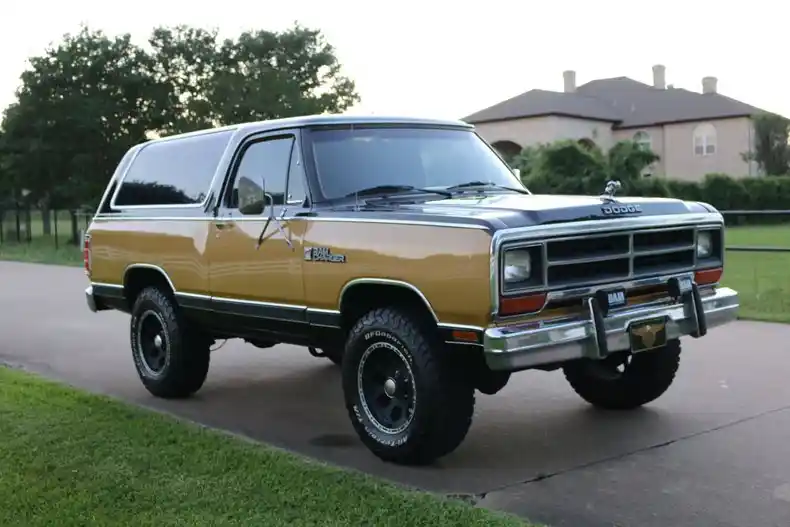 1986-dodge-ramcharger-royal-se-for-sale-01