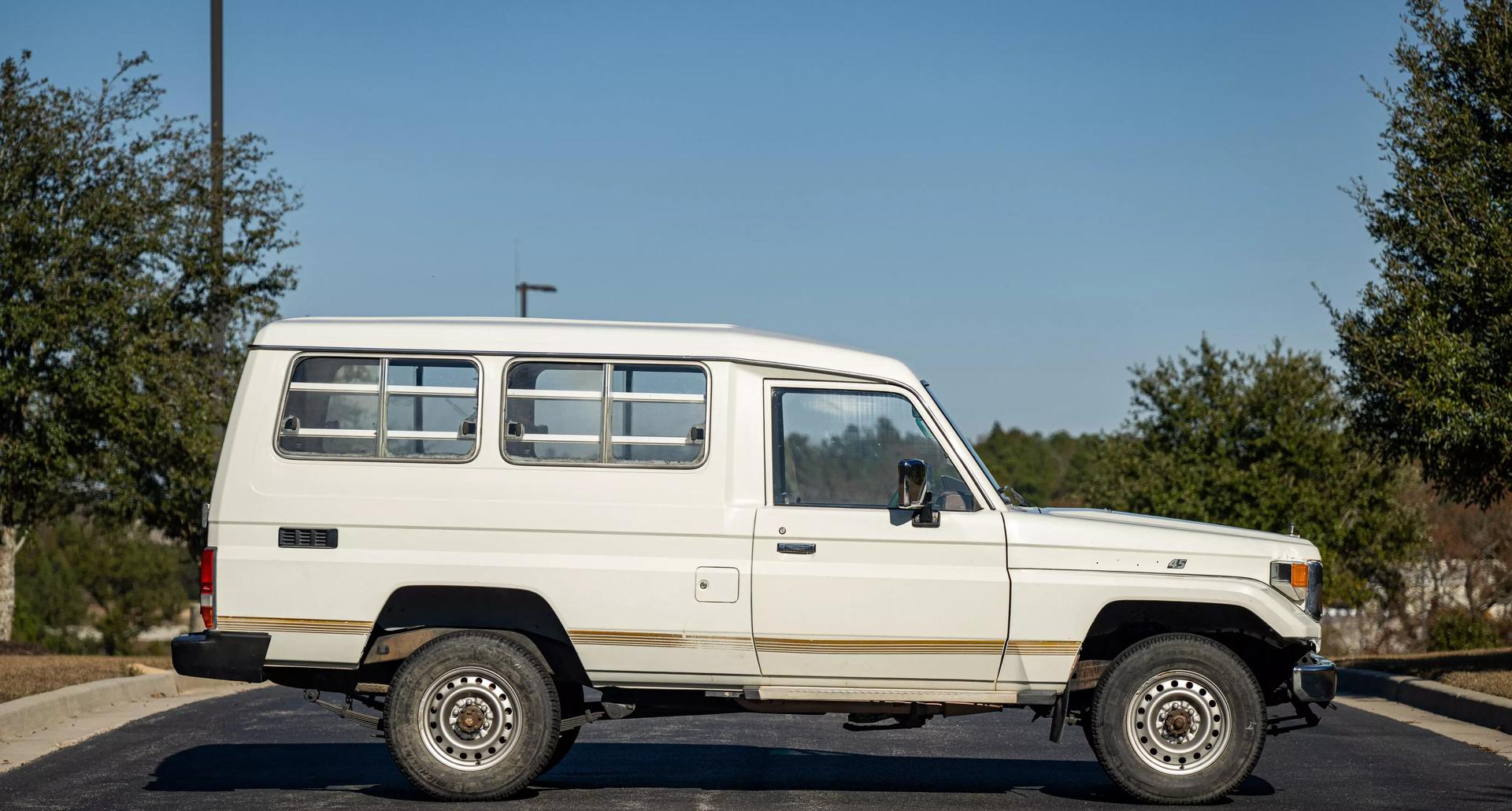 1991-toyota-land-cruiser-bush-taxi-01