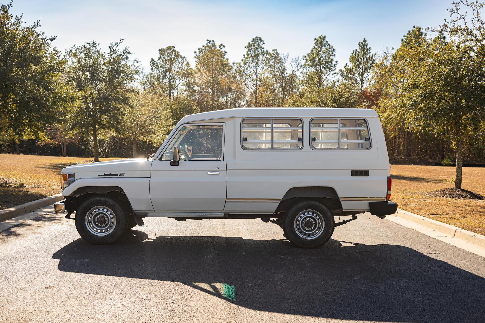 1991-toyota-land-cruiser-bush-taxi-02