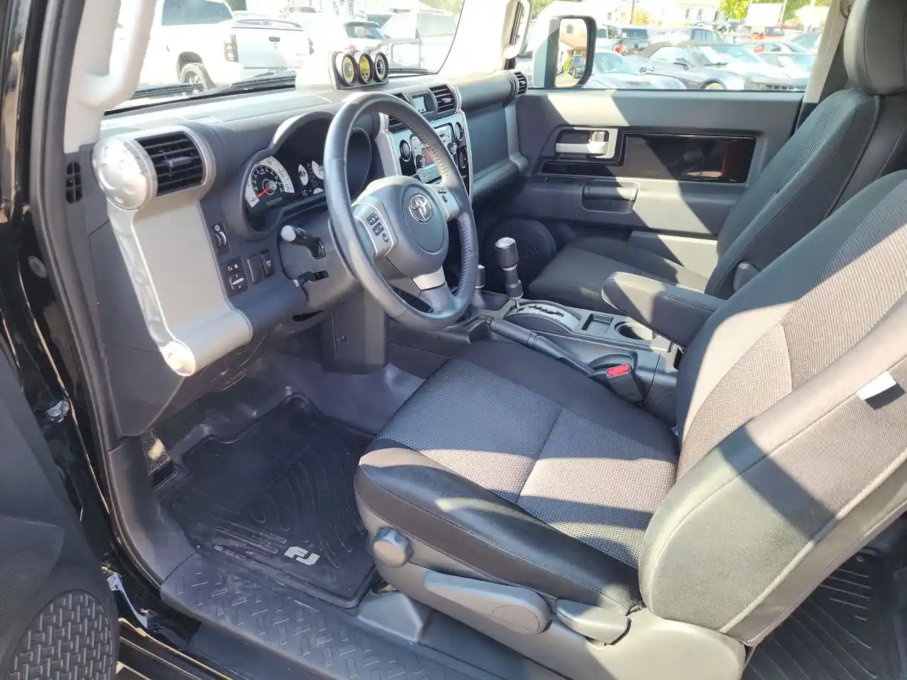 2012-toyota-fj-cruiser-for-sale-02