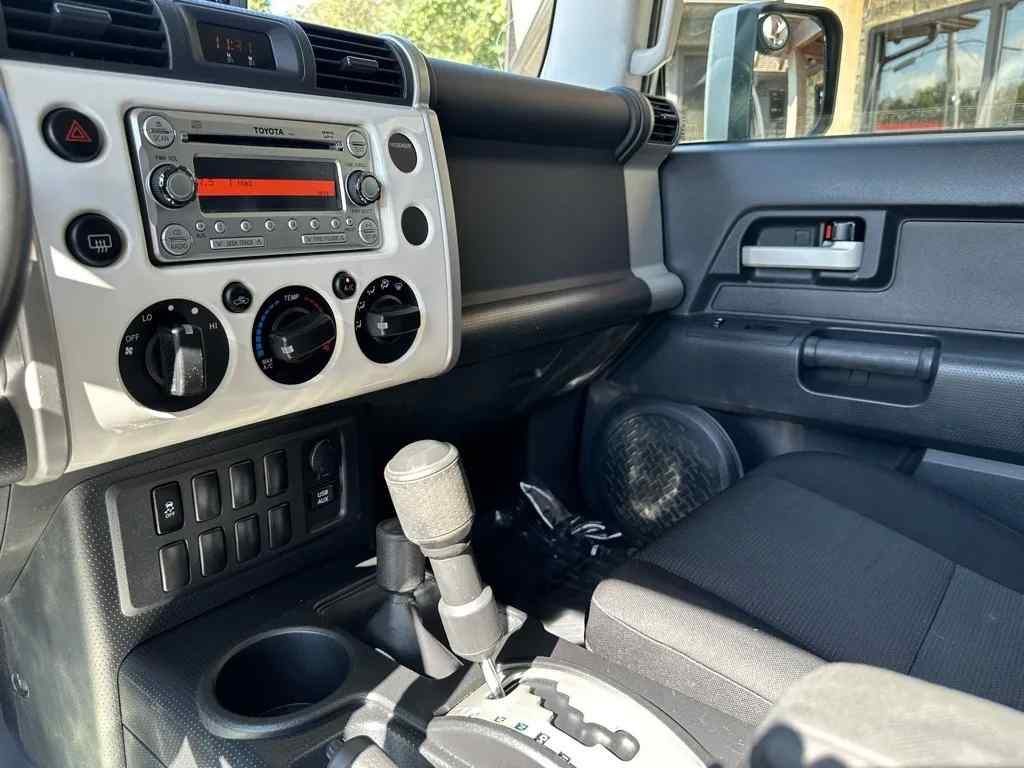 2013-toyota-fj-cruiser-base-for-sale-11