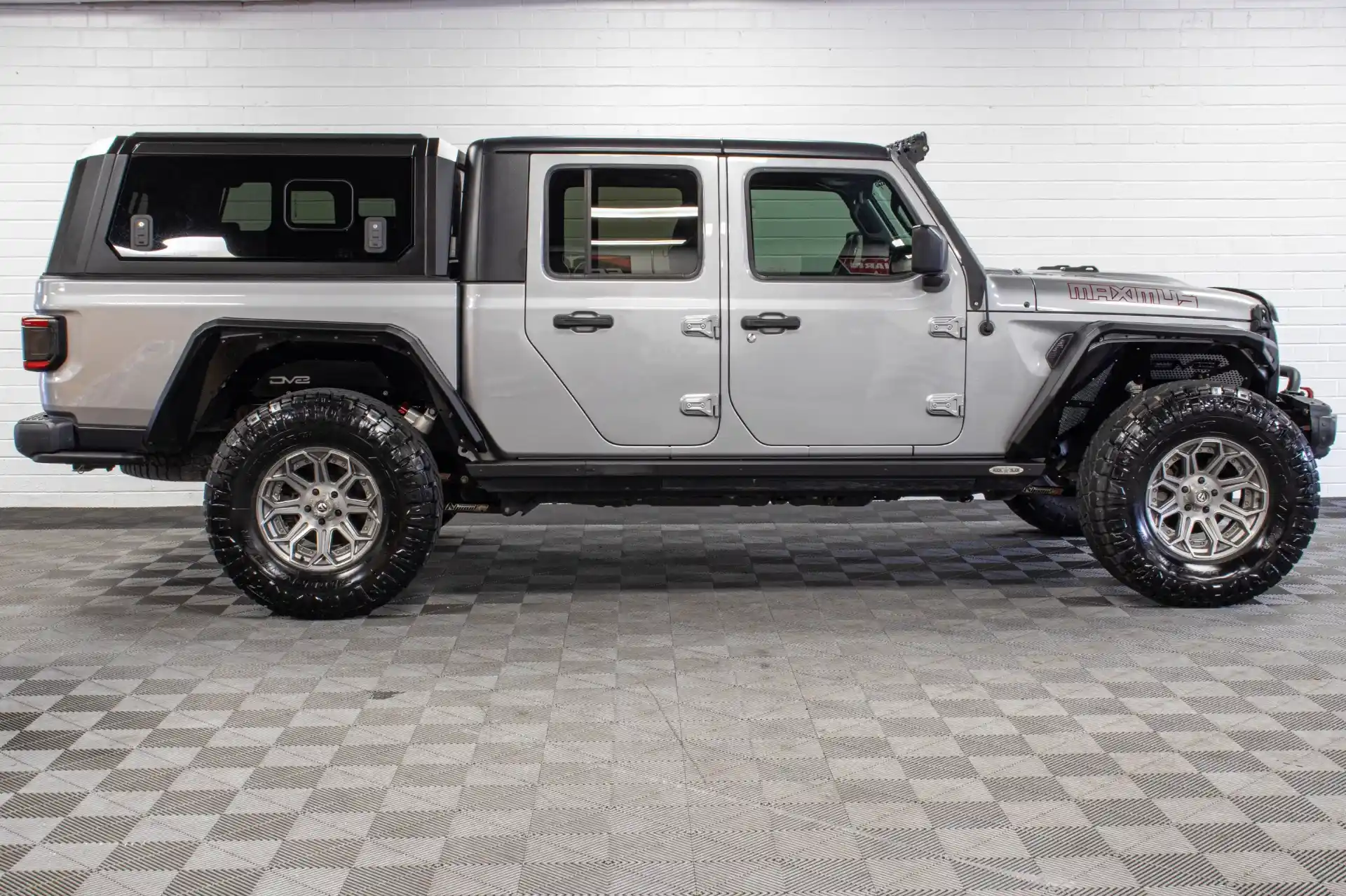 2020-custom-jeep-gladiator-jt-rubicon-6-4-hemi-billet-silver-for-sale-02