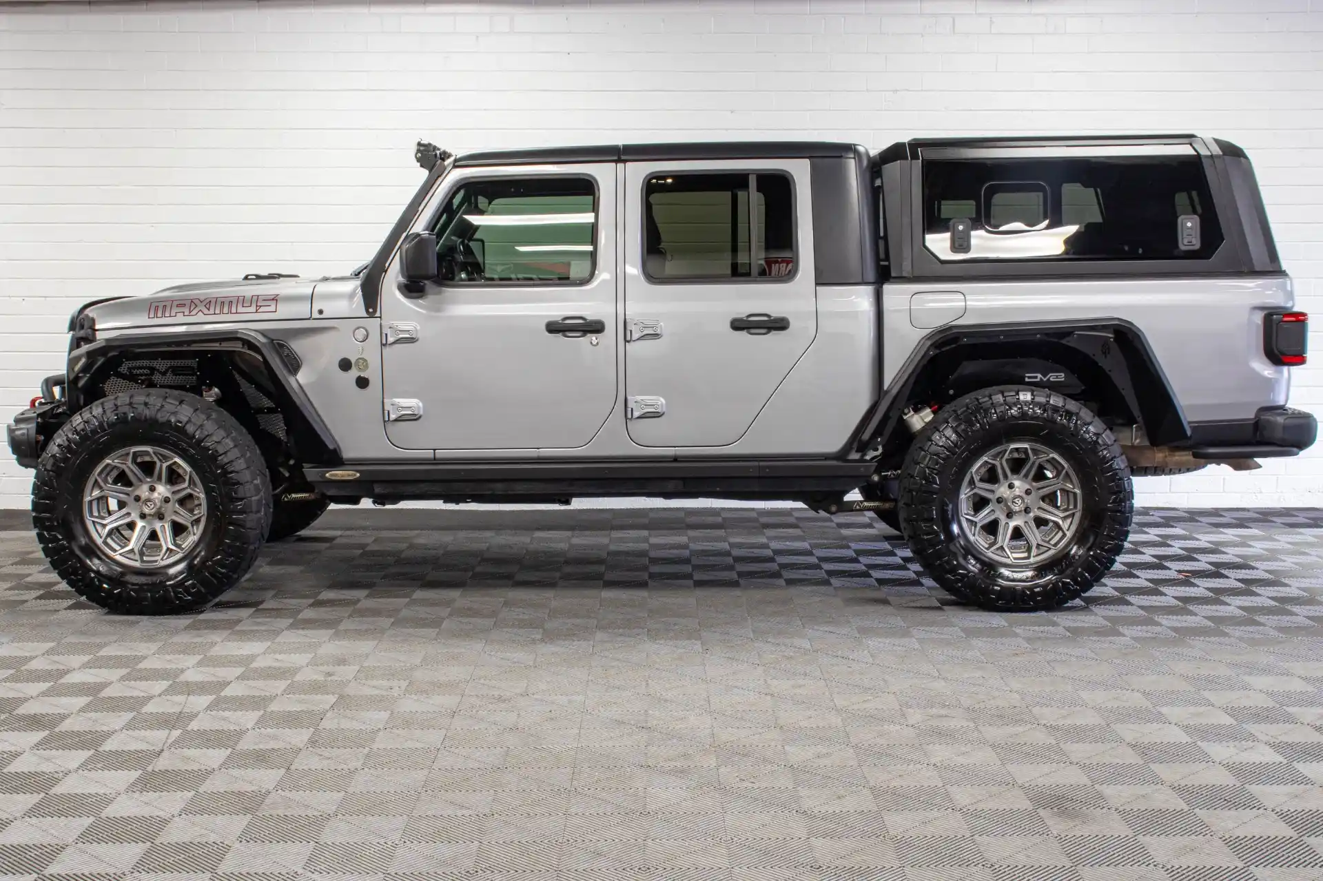 2020-custom-jeep-gladiator-jt-rubicon-6-4-hemi-billet-silver-for-sale-06