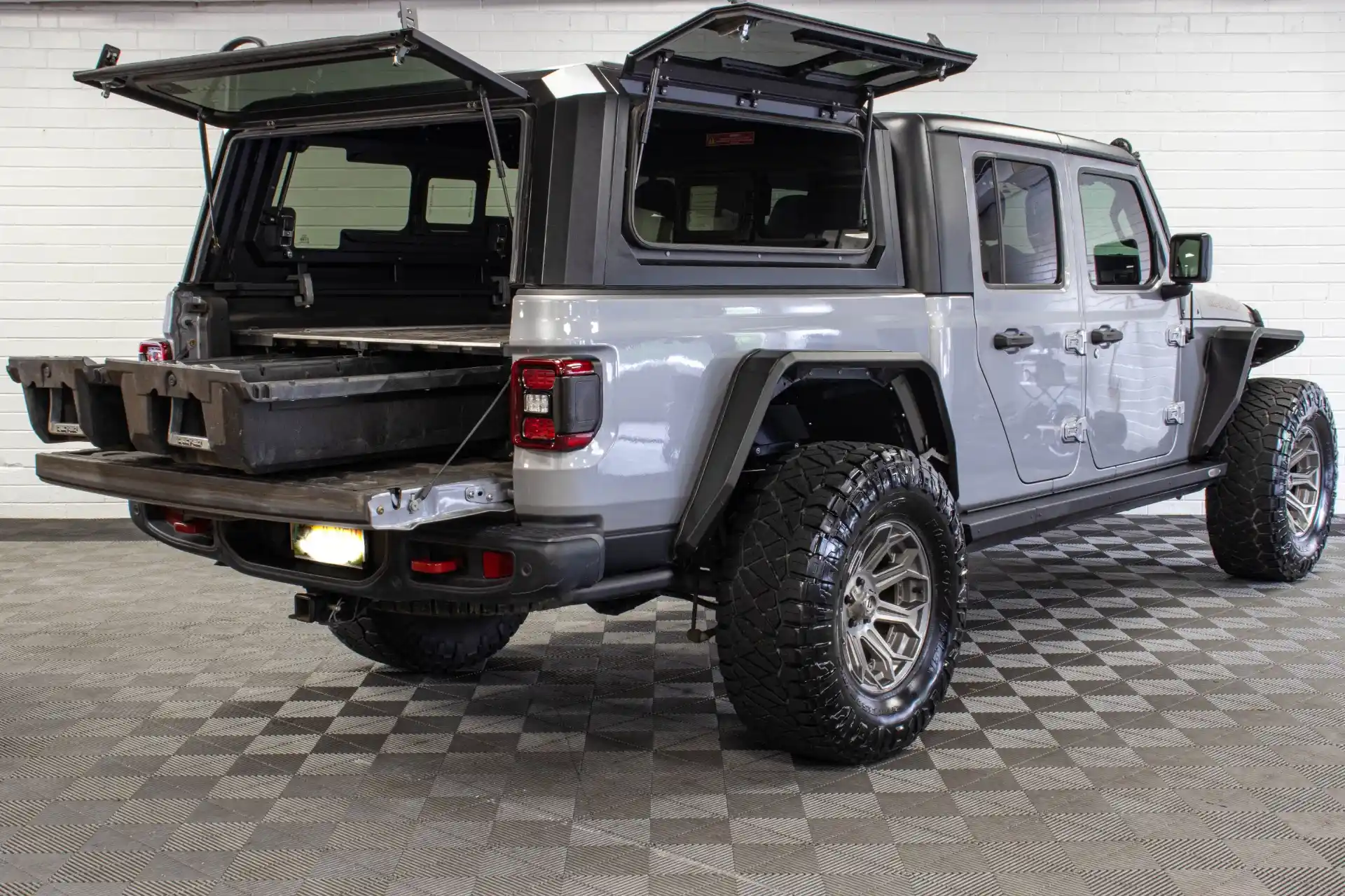 2020-custom-jeep-gladiator-jt-rubicon-6-4-hemi-billet-silver-for-sale-14