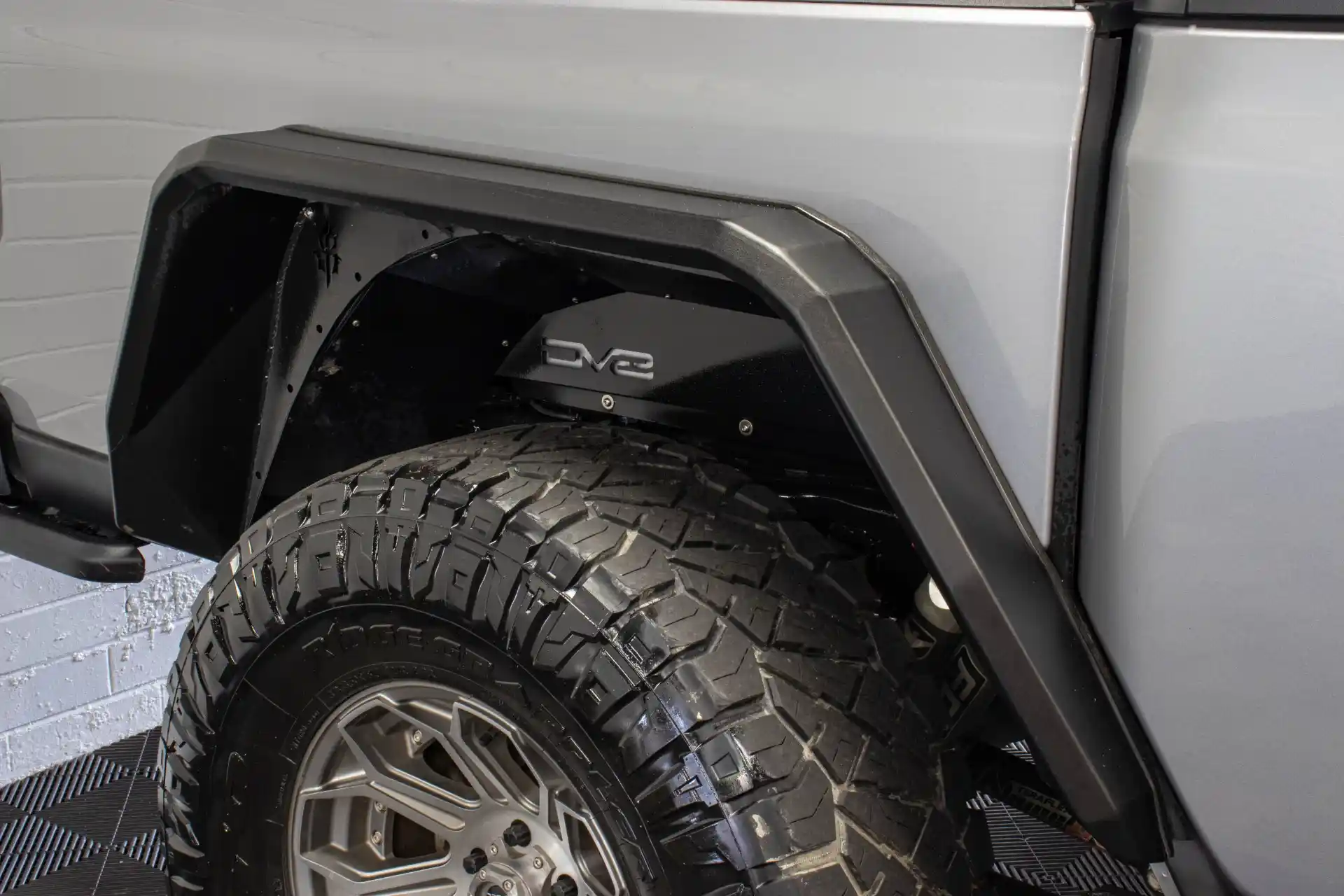 2020-custom-jeep-gladiator-jt-rubicon-6-4-hemi-billet-silver-for-sale-16