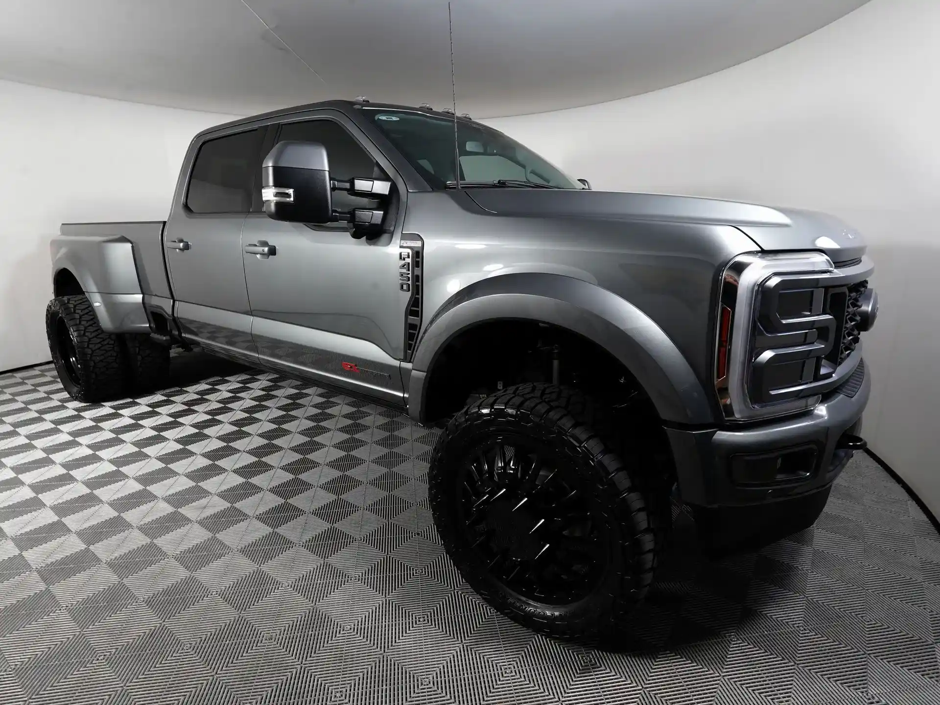 modified-2024-Ford-F-450-for-sale-04