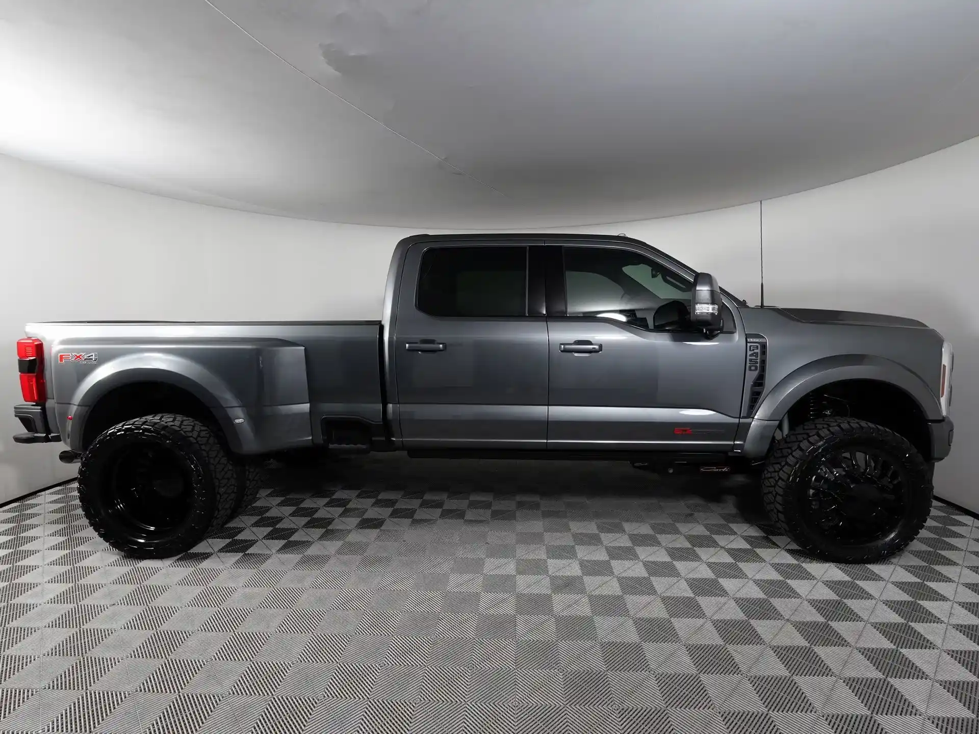 modified-2024-Ford-F-450-for-sale-06