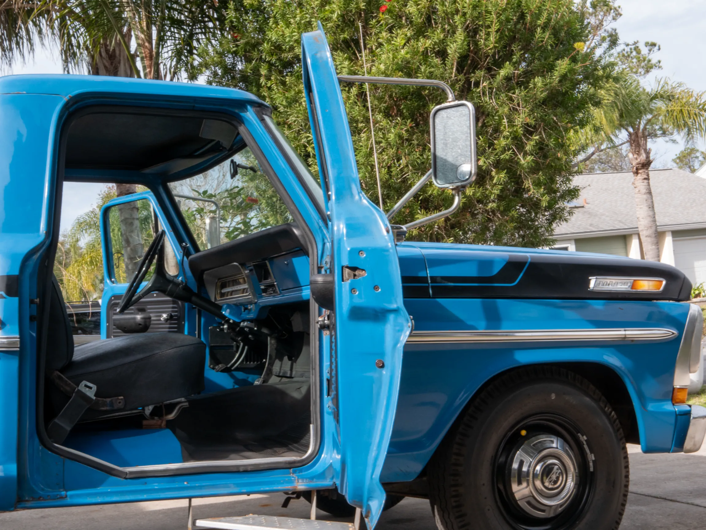 1972-Ford-F-250-for-sale-brown-co-motorcars-82