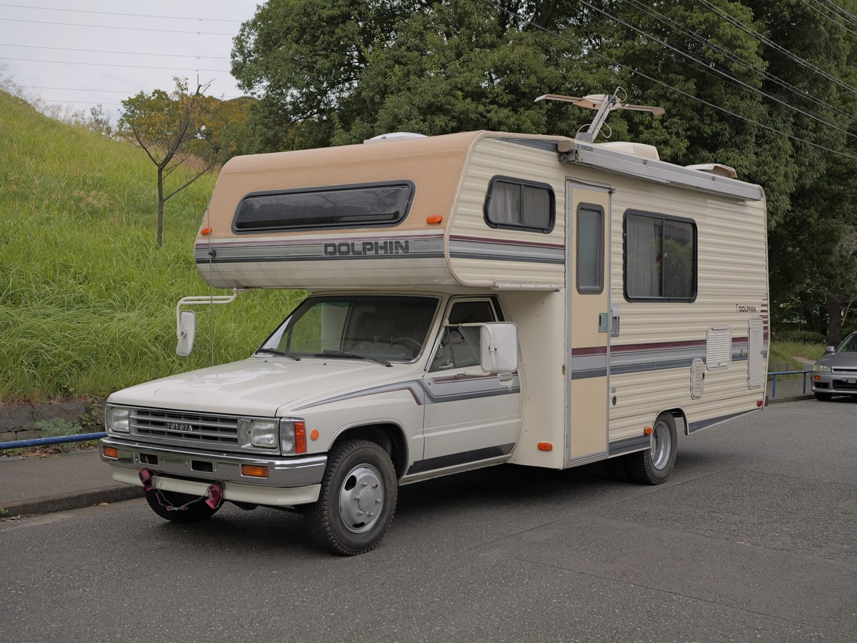 1991-toyota-hilux-dolphin-camper-for-sale-01