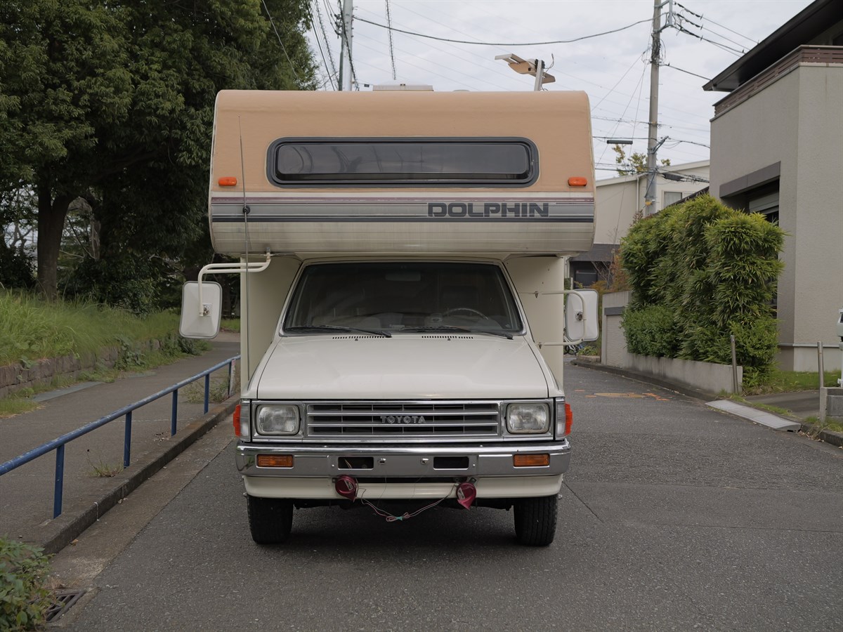 1991-toyota-hilux-dolphin-camper-for-sale-02