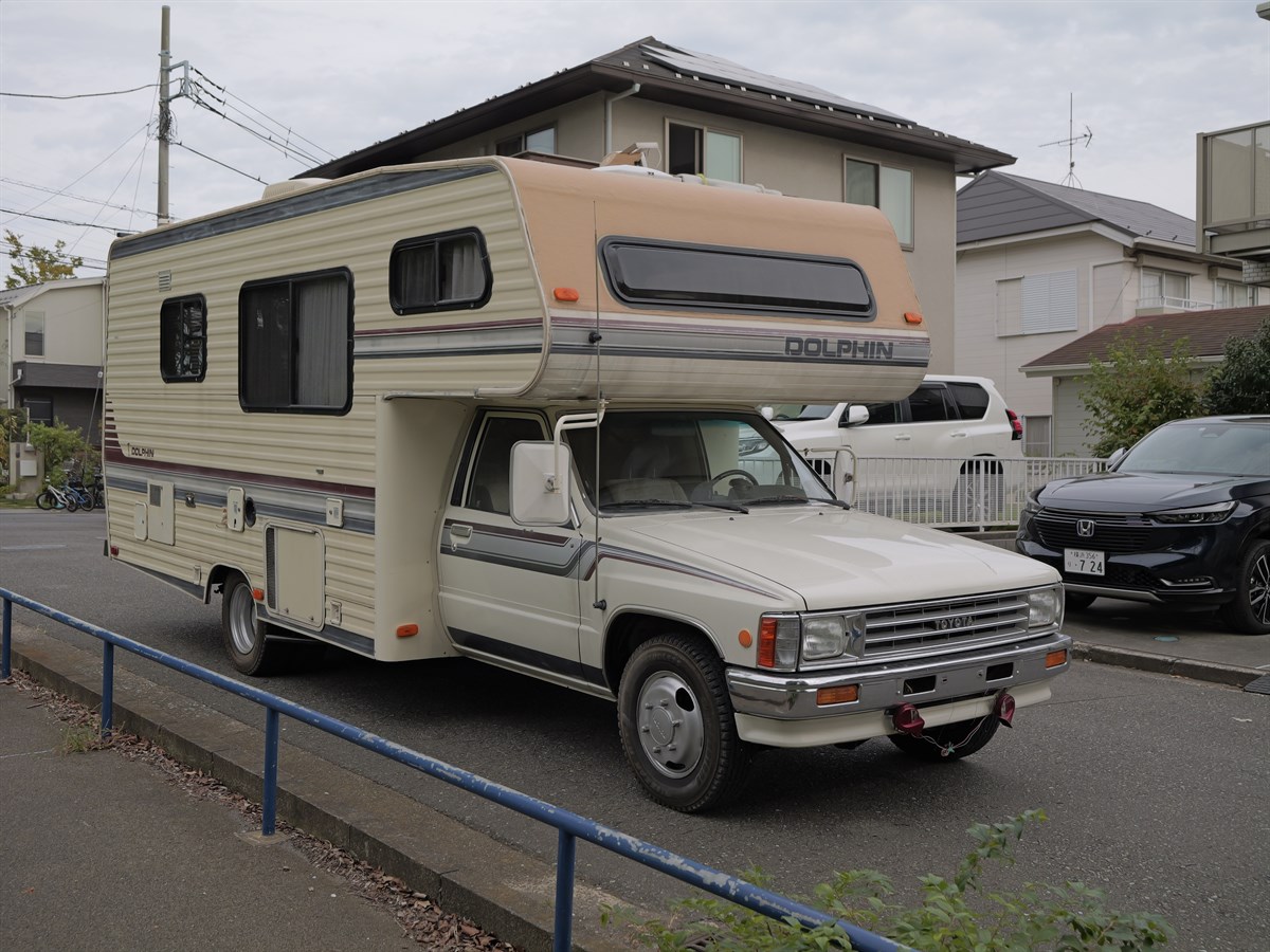 1991-toyota-hilux-dolphin-camper-for-sale-03