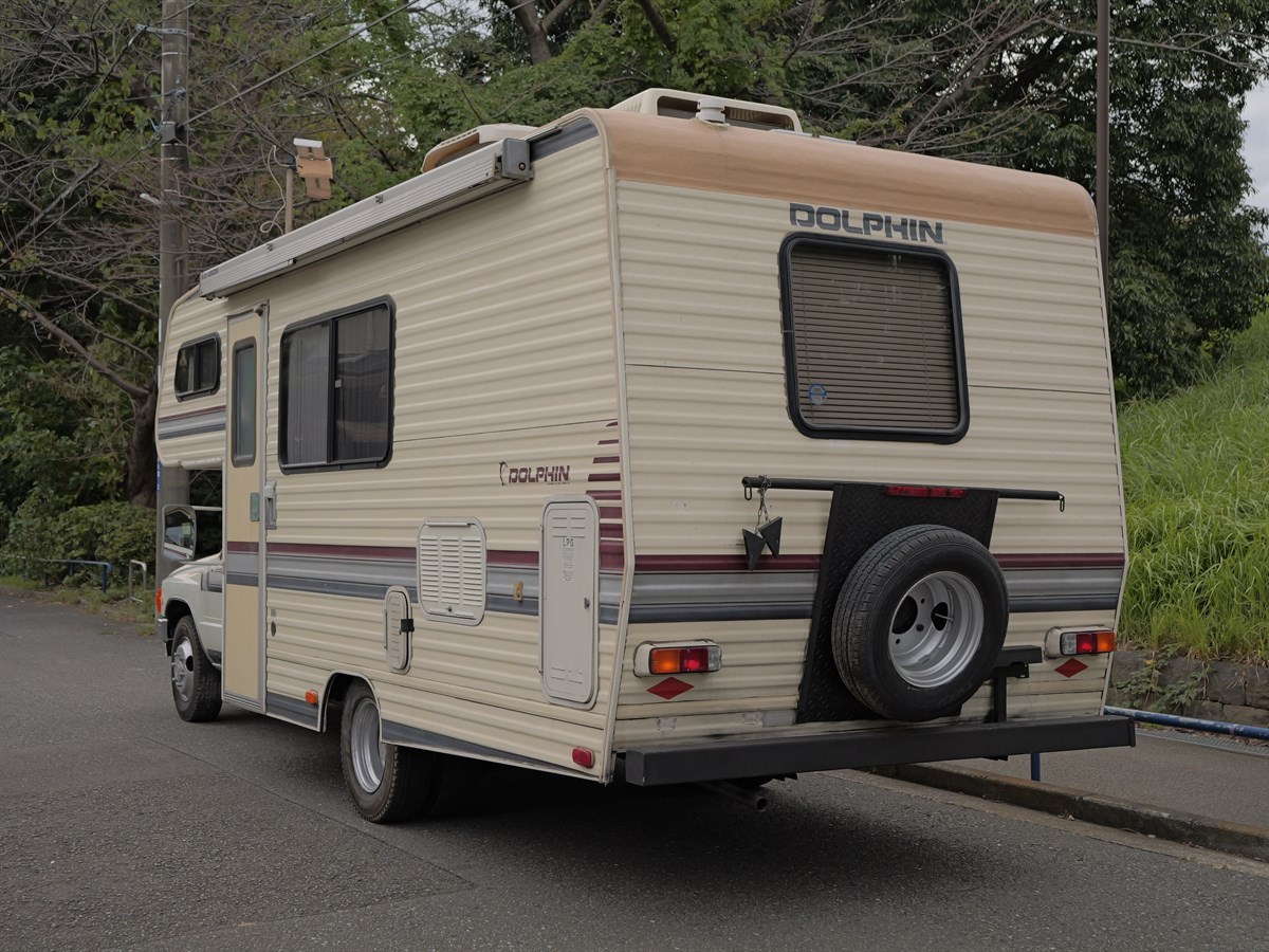 1991-toyota-hilux-dolphin-camper-for-sale-07