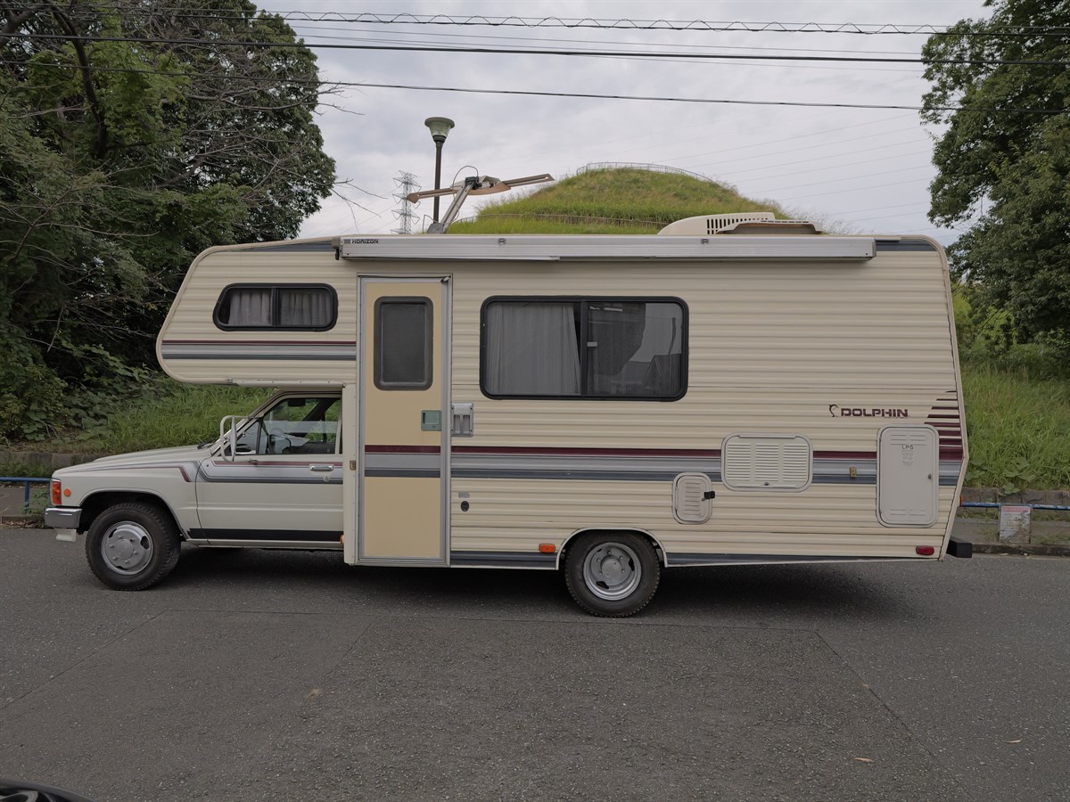 1991-toyota-hilux-dolphin-camper-for-sale-08