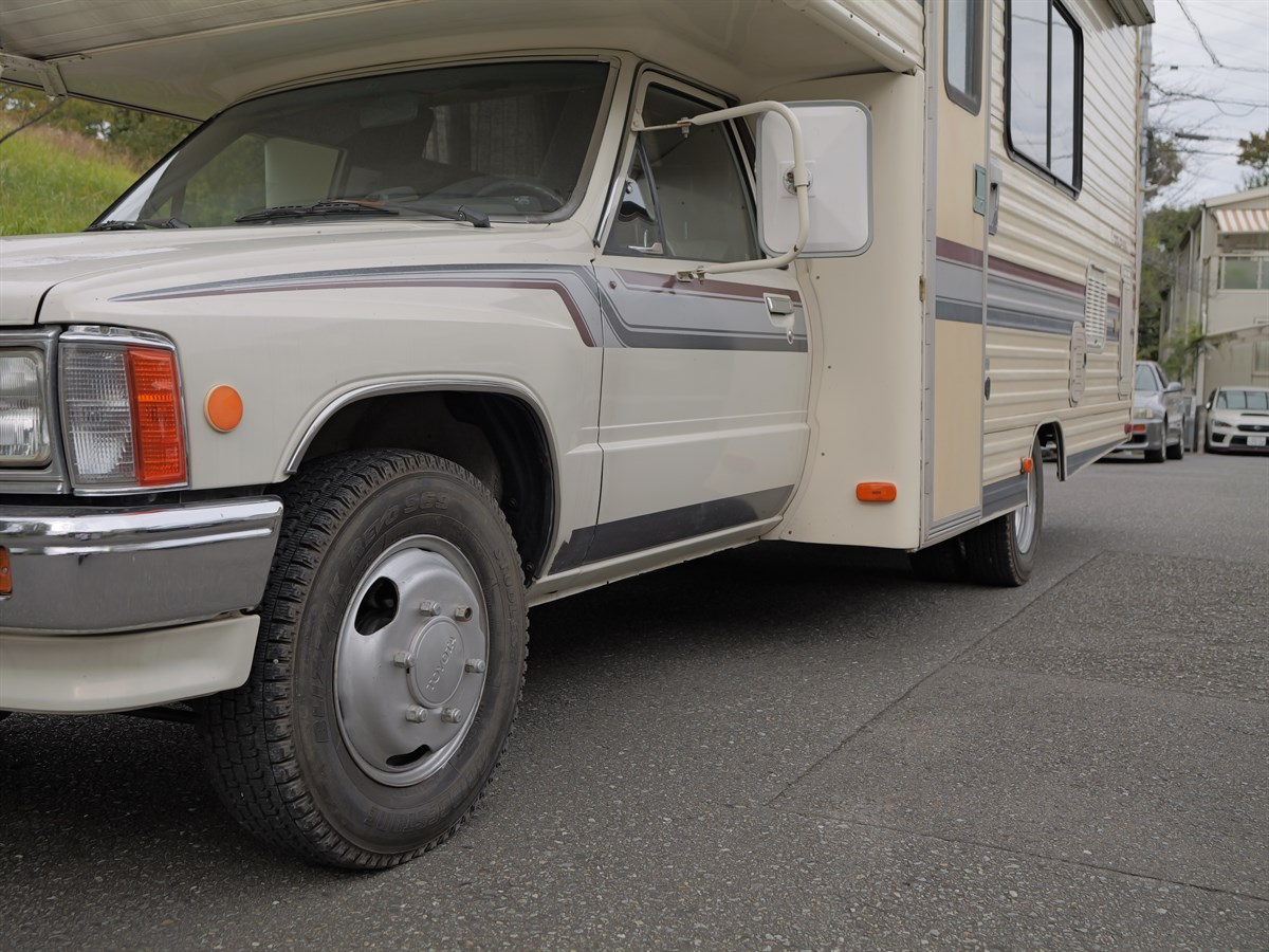 1991-toyota-hilux-dolphin-camper-for-sale-09