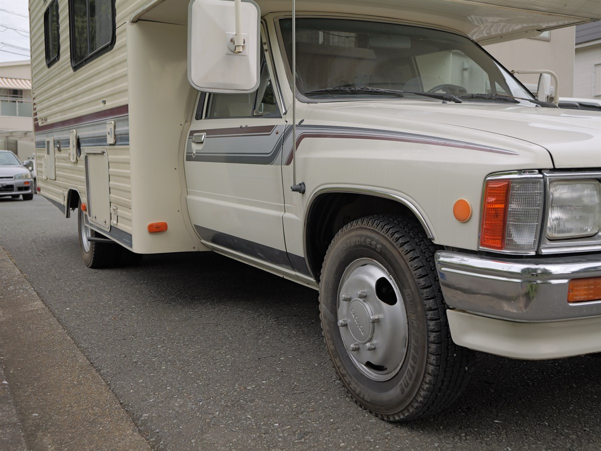 1991-toyota-hilux-dolphin-camper-for-sale-10