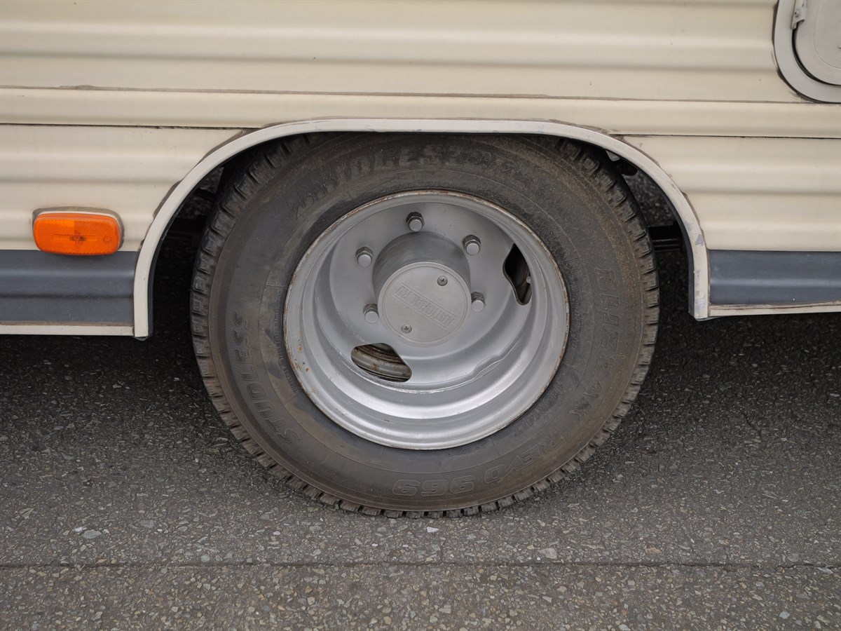 1991-toyota-hilux-dolphin-camper-for-sale-14