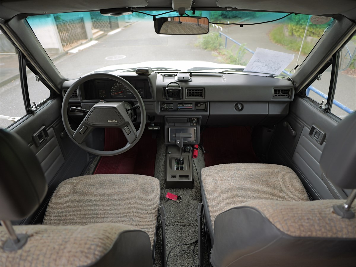 1991-toyota-hilux-dolphin-camper-for-sale-51