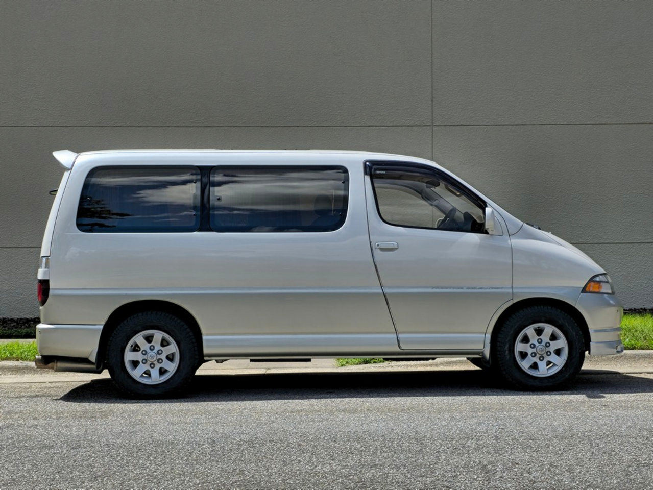 1998-toyota-granvia-prestige-for-sale-02