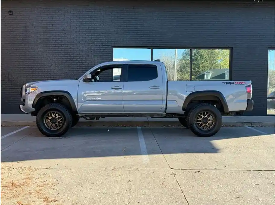 2018-toyota-tacoma-trd-off-road-for-sale-lakewood-co-02