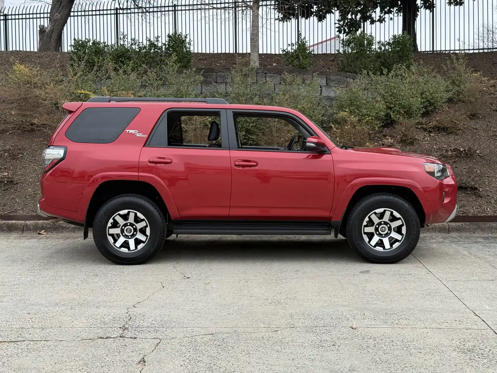 2022-toyota-4runner-trd-off-road-barcelona-red-02