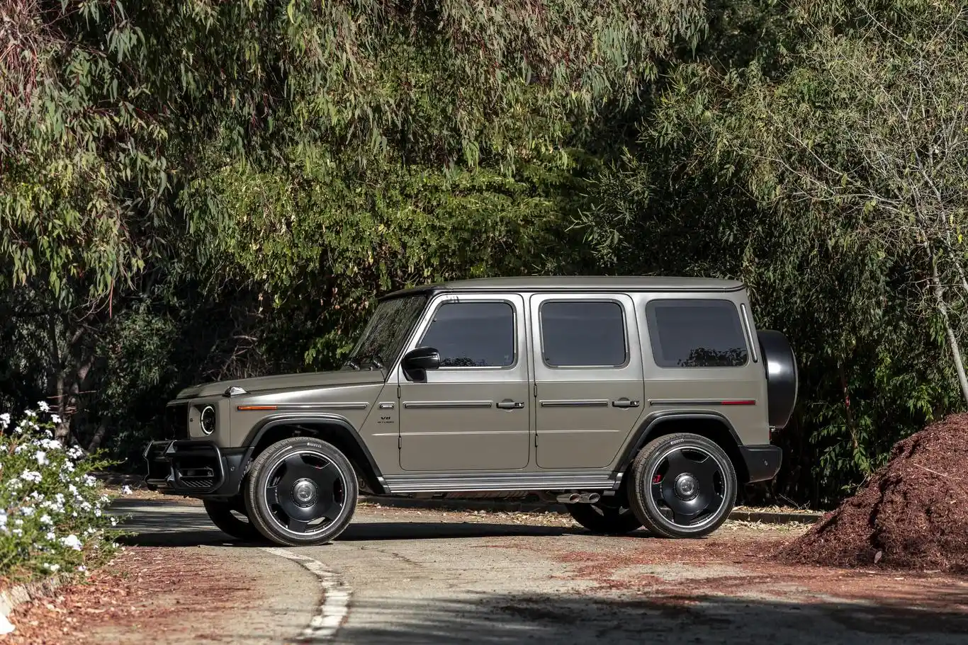 2023-mercedes-benz-g-63-amg-green-for-sale-05