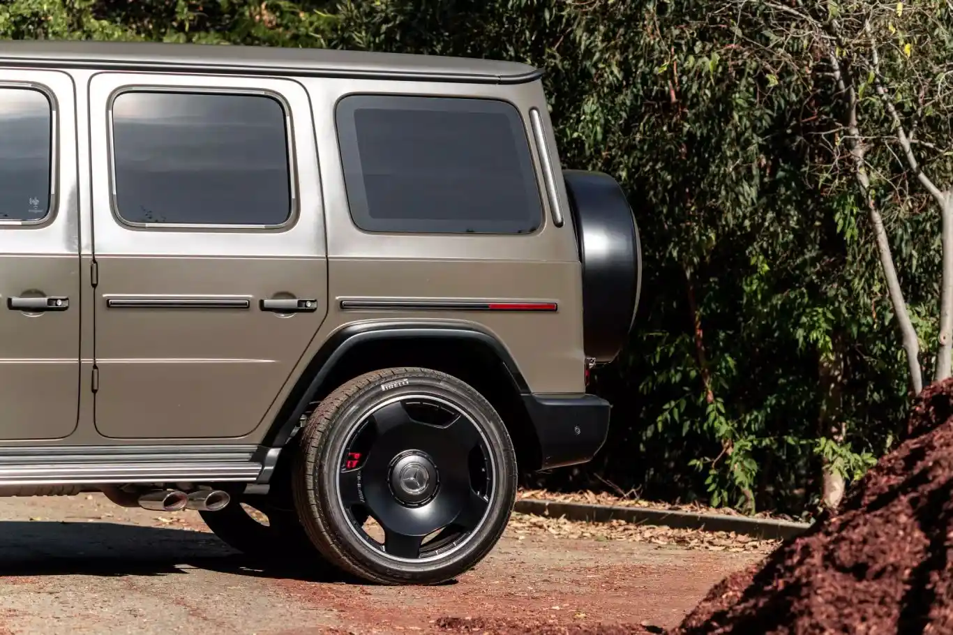 2023-mercedes-benz-g-63-amg-green-for-sale-06