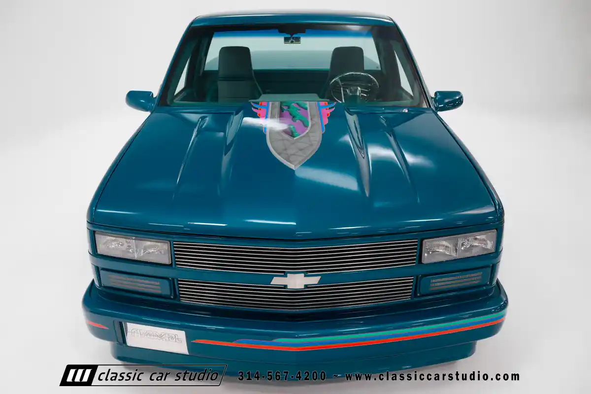 92_Chevrolet_Silverado_2102-classic-car-studio-08