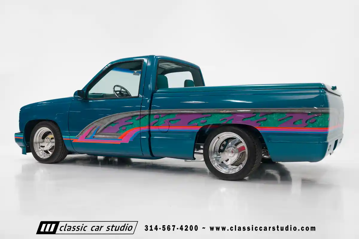 92_Chevrolet_Silverado_2102-classic-car-studio-11