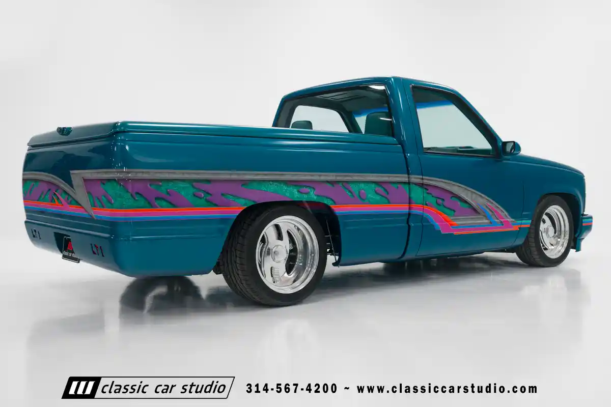 92_Chevrolet_Silverado_2102-classic-car-studio-16