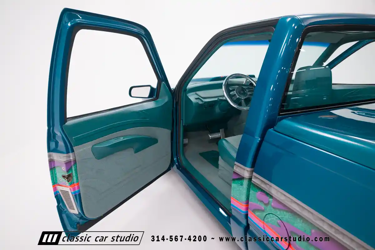 92_Chevrolet_Silverado_2102-classic-car-studio-19