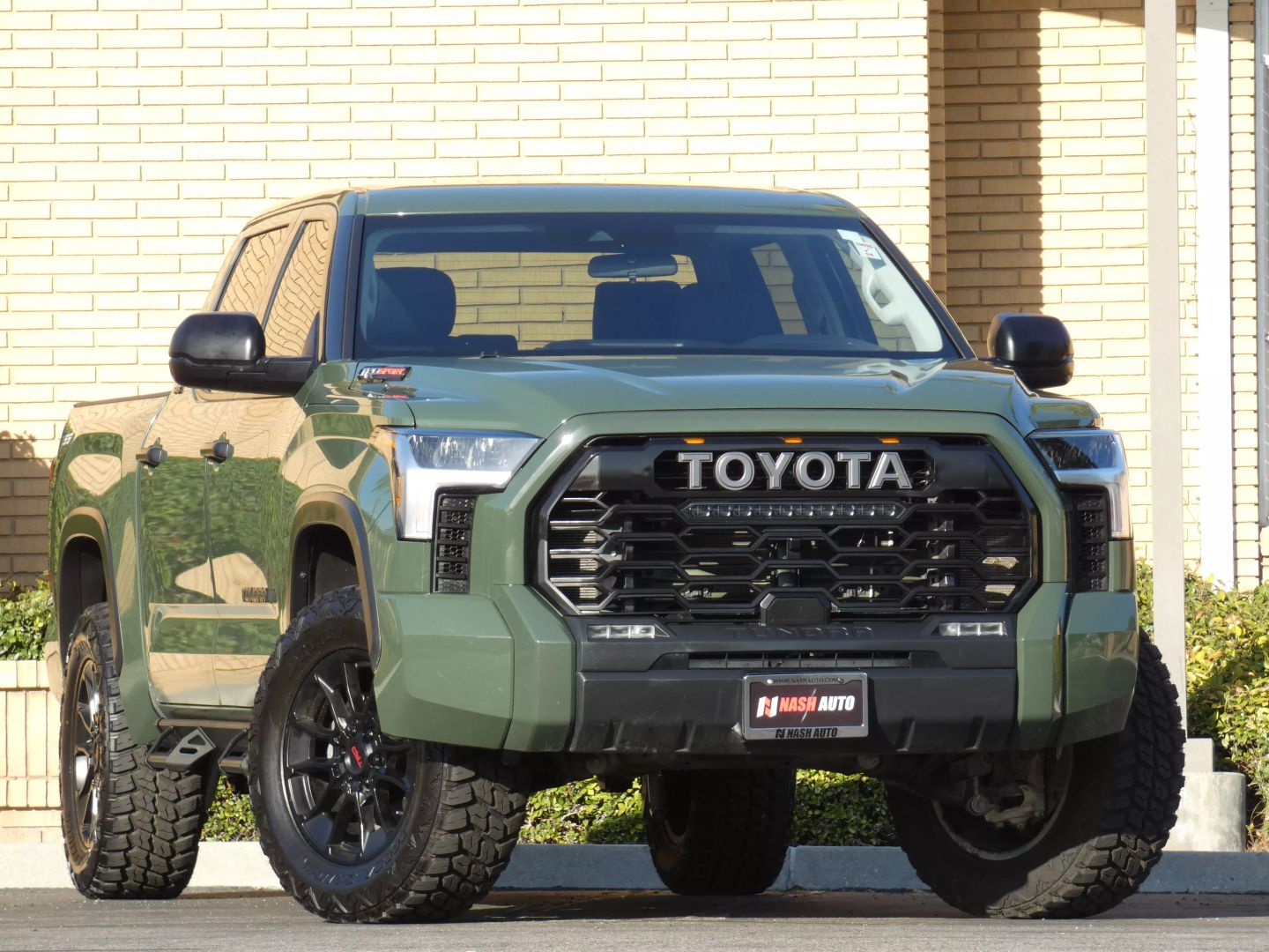 2023-toyota-tundra-crewmax-green-02