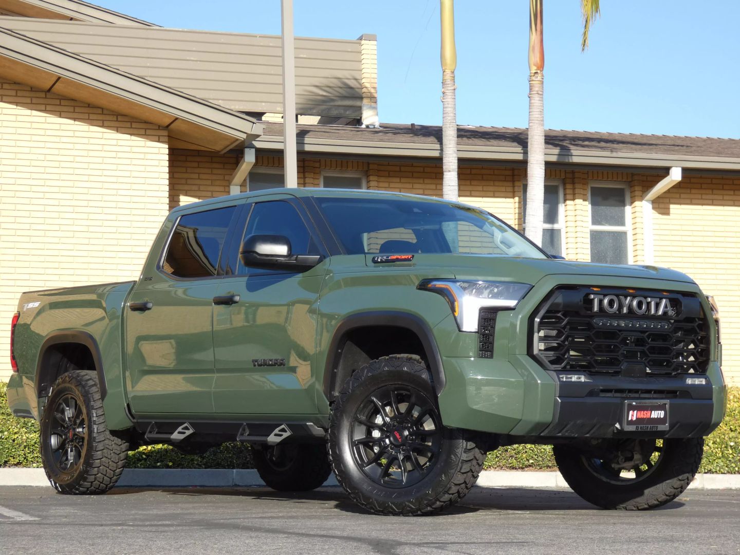 2023-toyota-tundra-crewmax-green-03