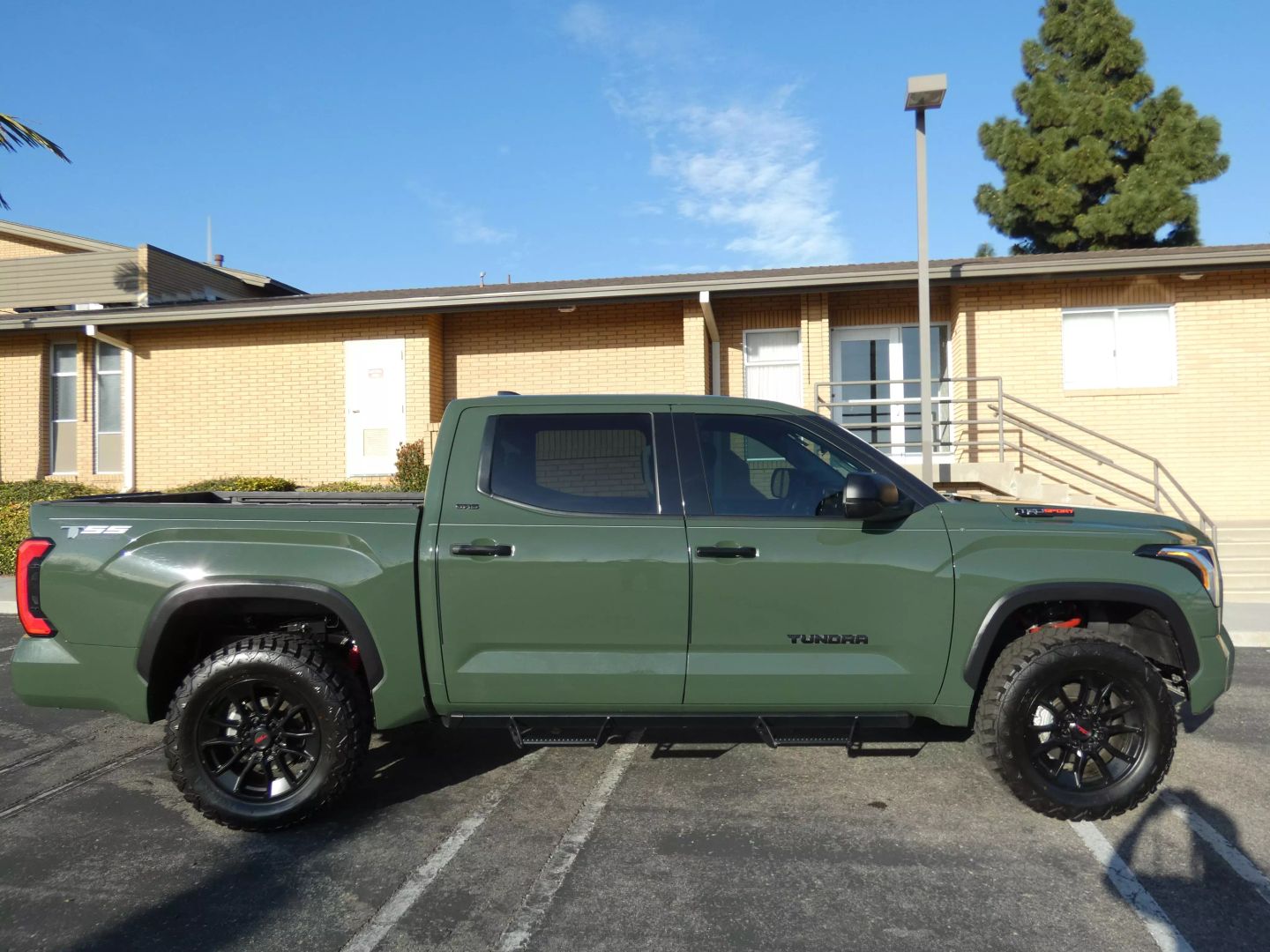 2023-toyota-tundra-crewmax-green-04