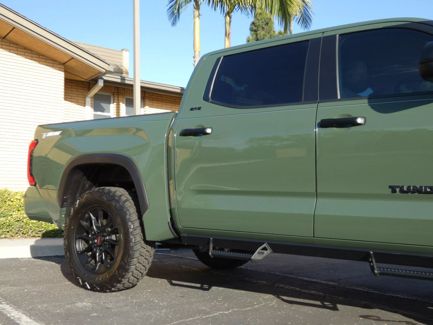 2023-toyota-tundra-crewmax-green-05