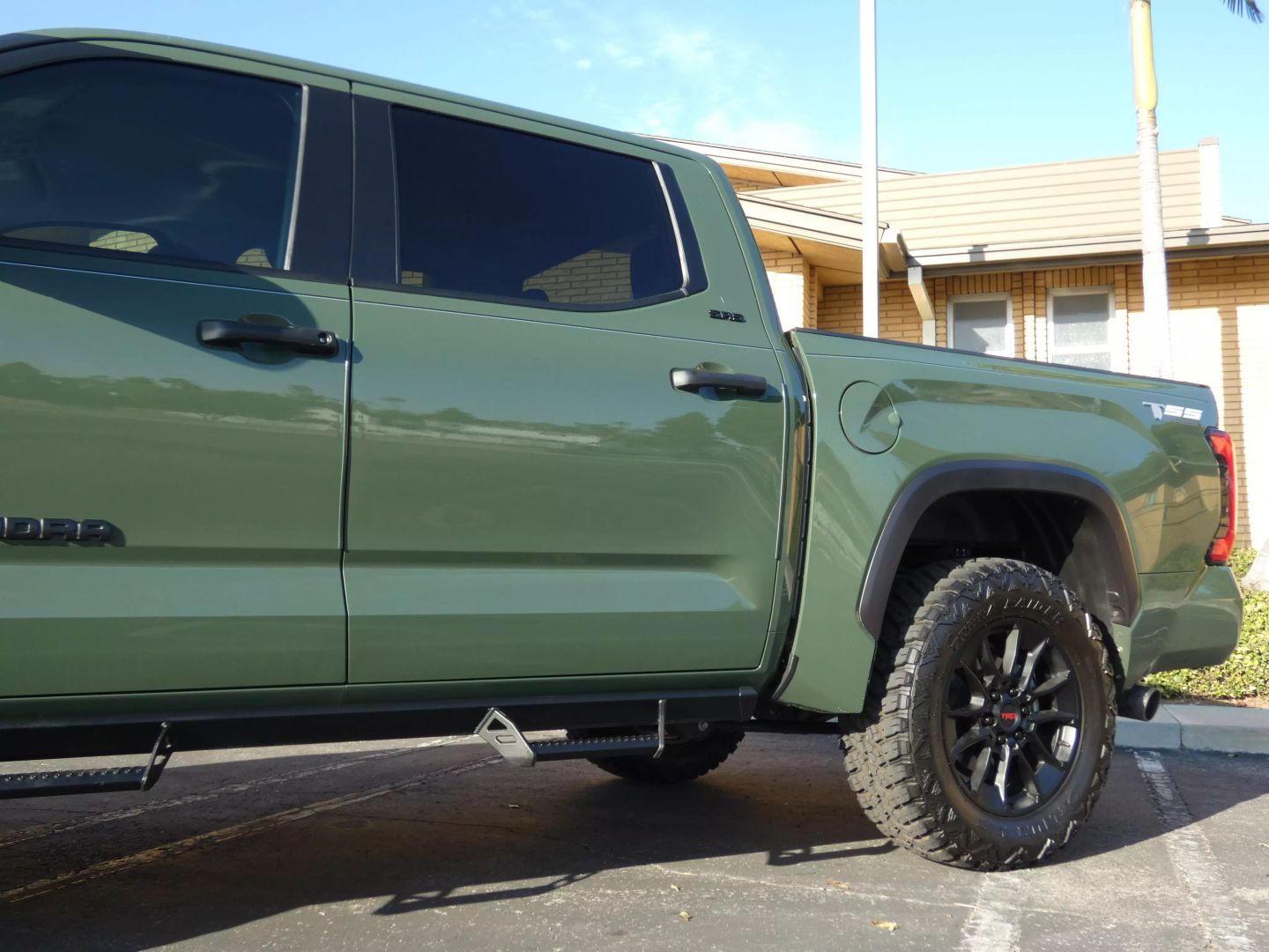 2023-toyota-tundra-crewmax-green-10