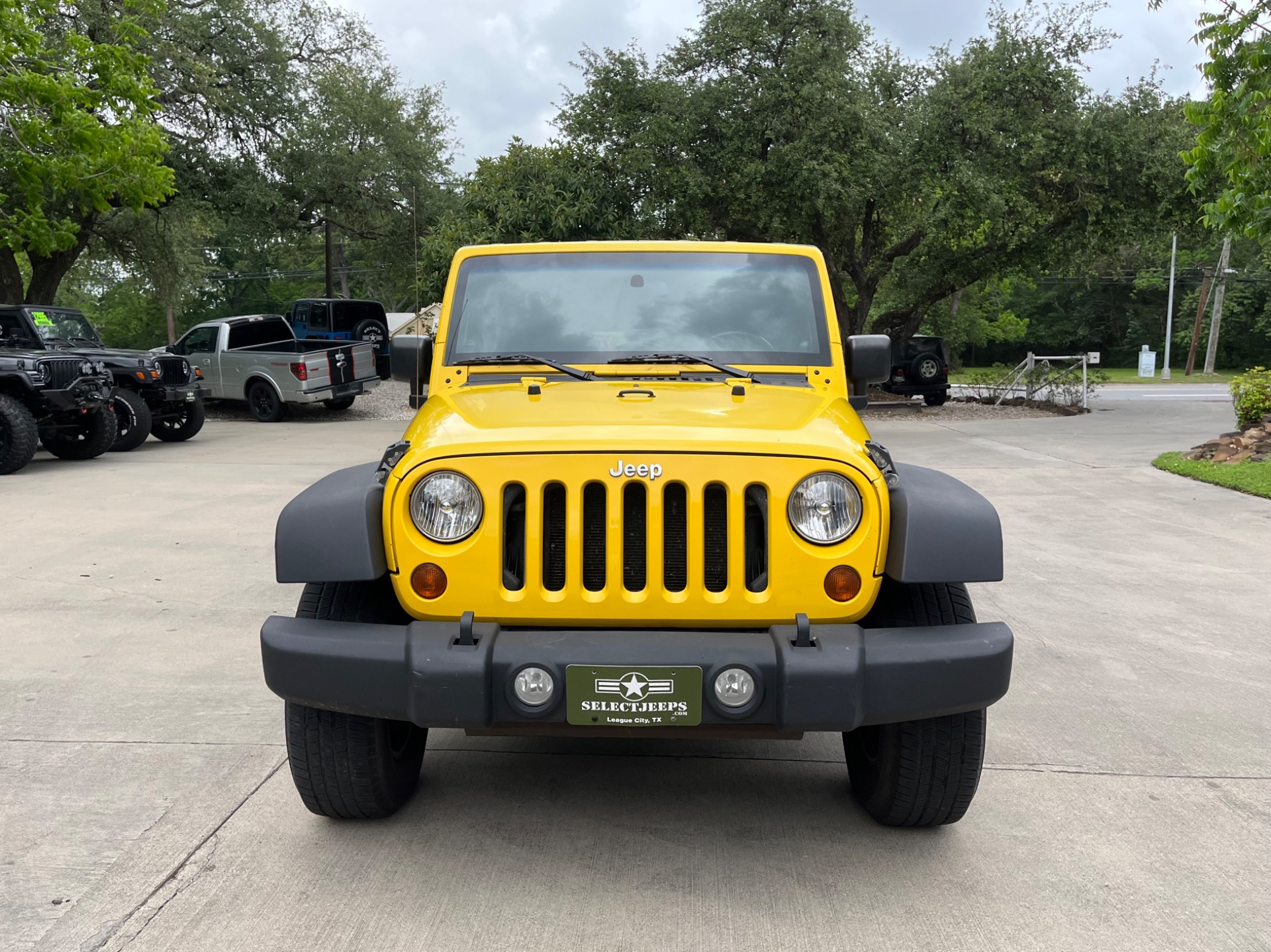 Used-2009-Jeep-Wrangler-Unlimited-X-01