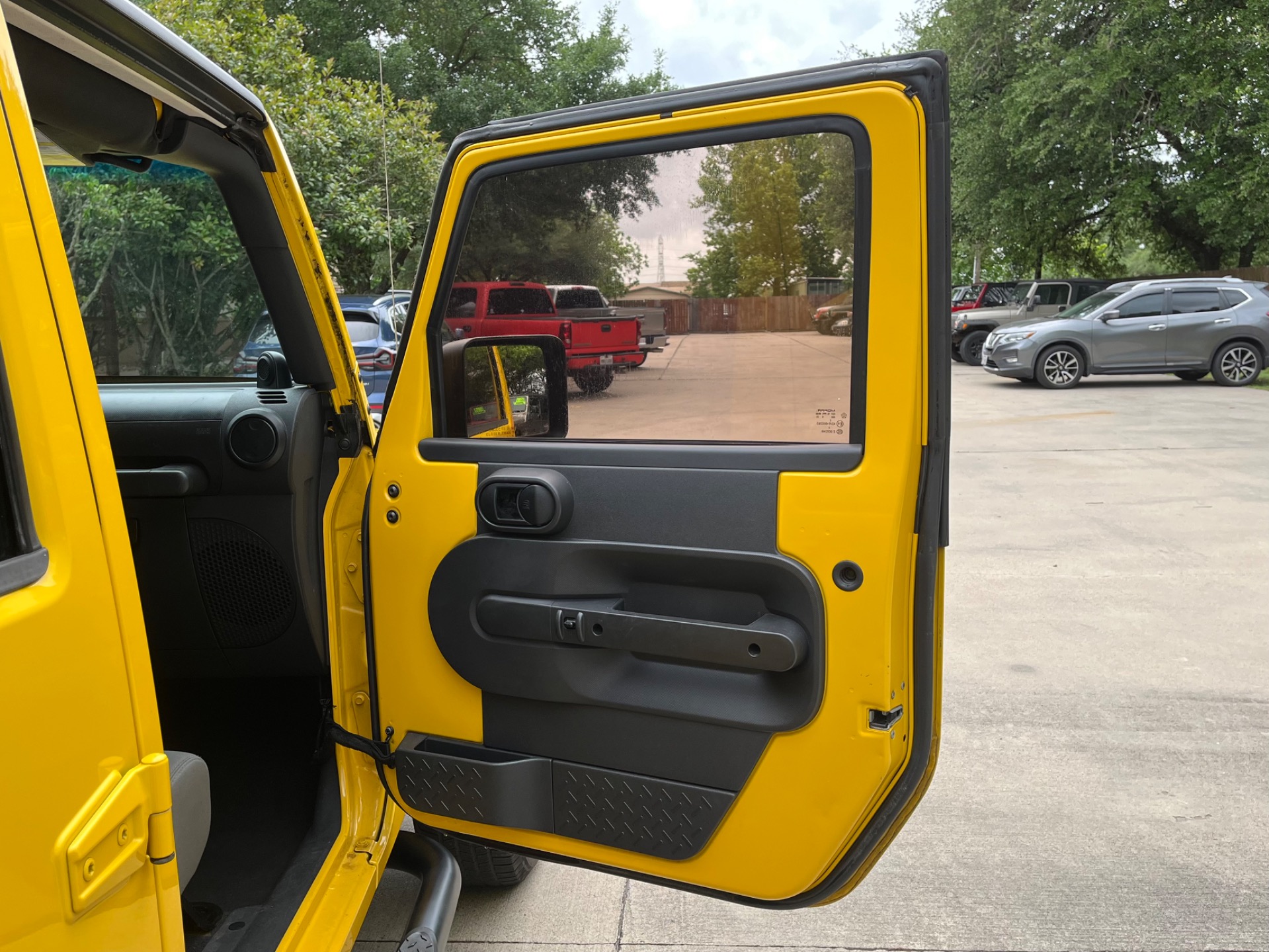 Used-2009-Jeep-Wrangler-Unlimited-X-21