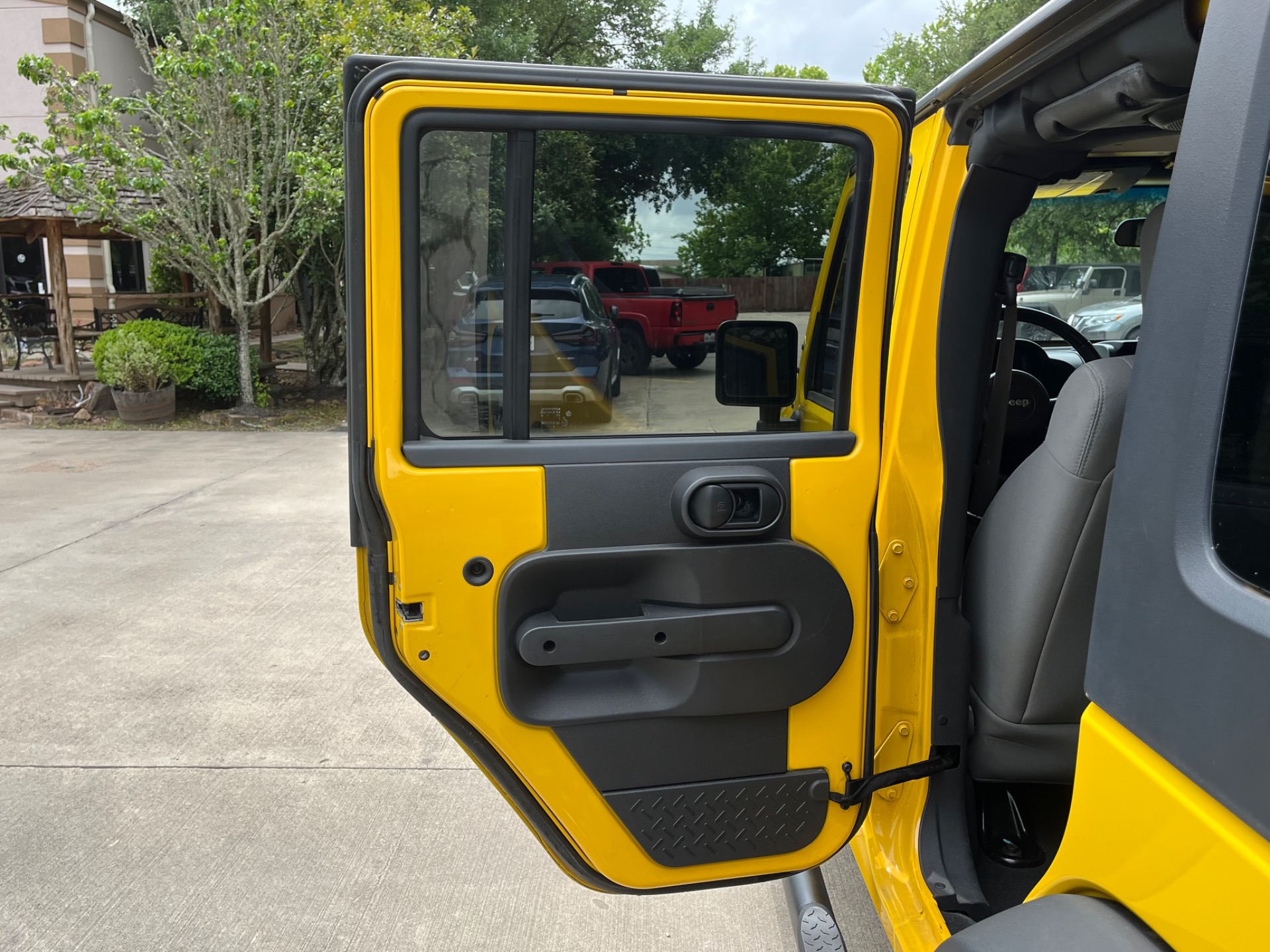 Used-2009-Jeep-Wrangler-Unlimited-X-22