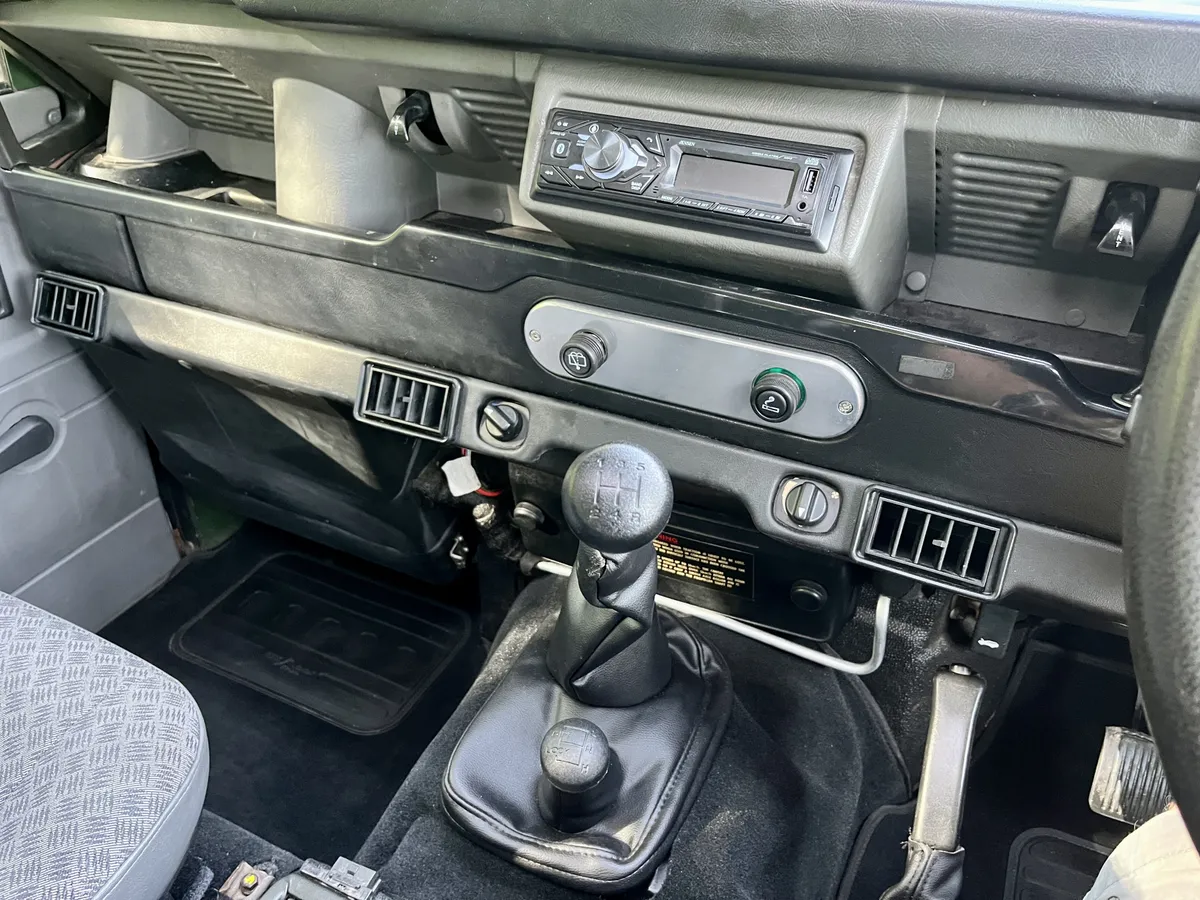 2000-land-rover-defender-110-for-sale-31