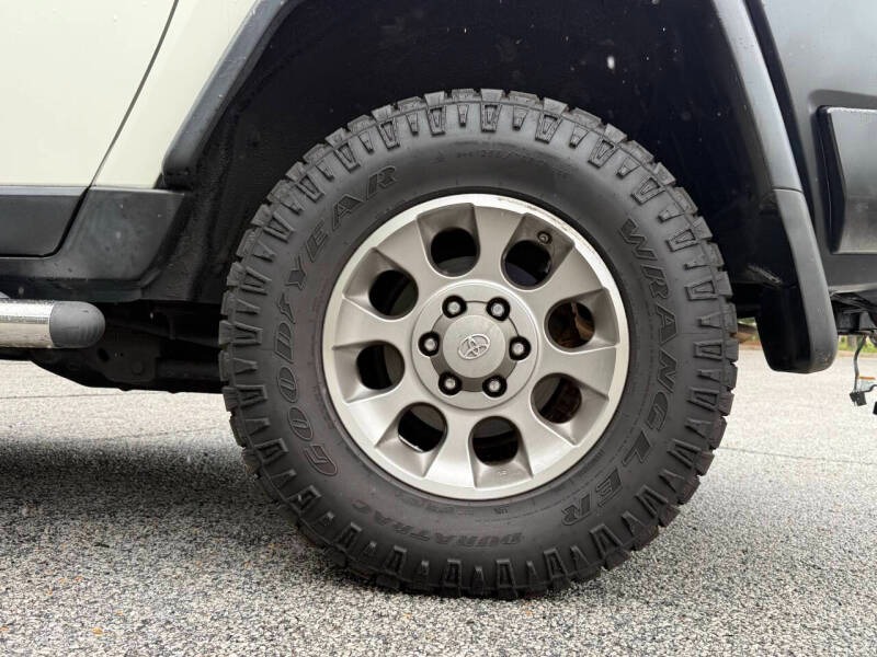 2012-toyota-fj-cruiser-base-4x4-4dr-suv-5a (10)