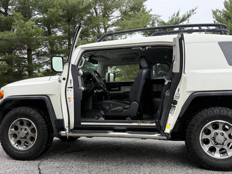2012-toyota-fj-cruiser-base-4x4-4dr-suv-5a (11)