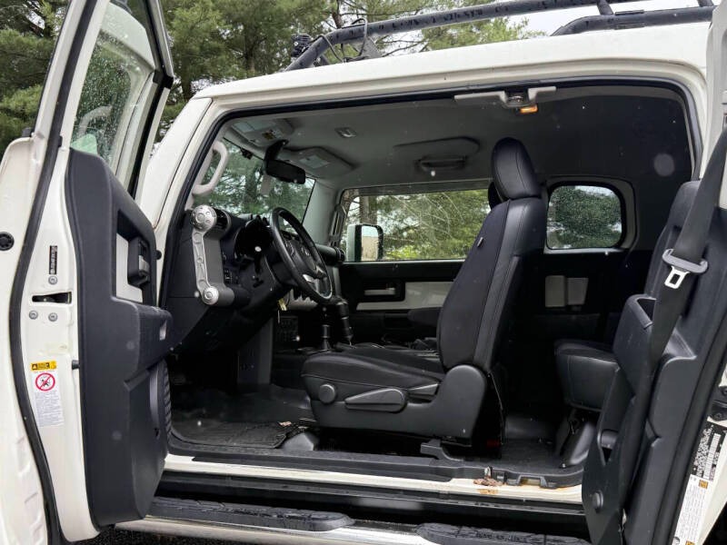 2012-toyota-fj-cruiser-base-4x4-4dr-suv-5a (12)