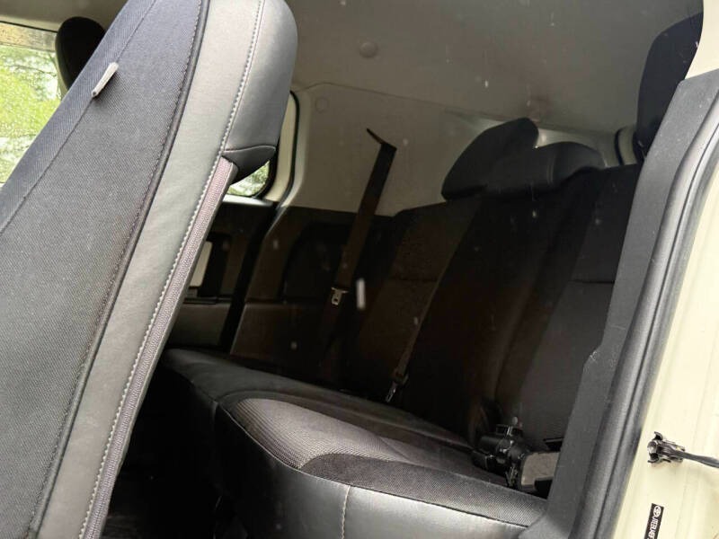 2012-toyota-fj-cruiser-base-4x4-4dr-suv-5a (13)